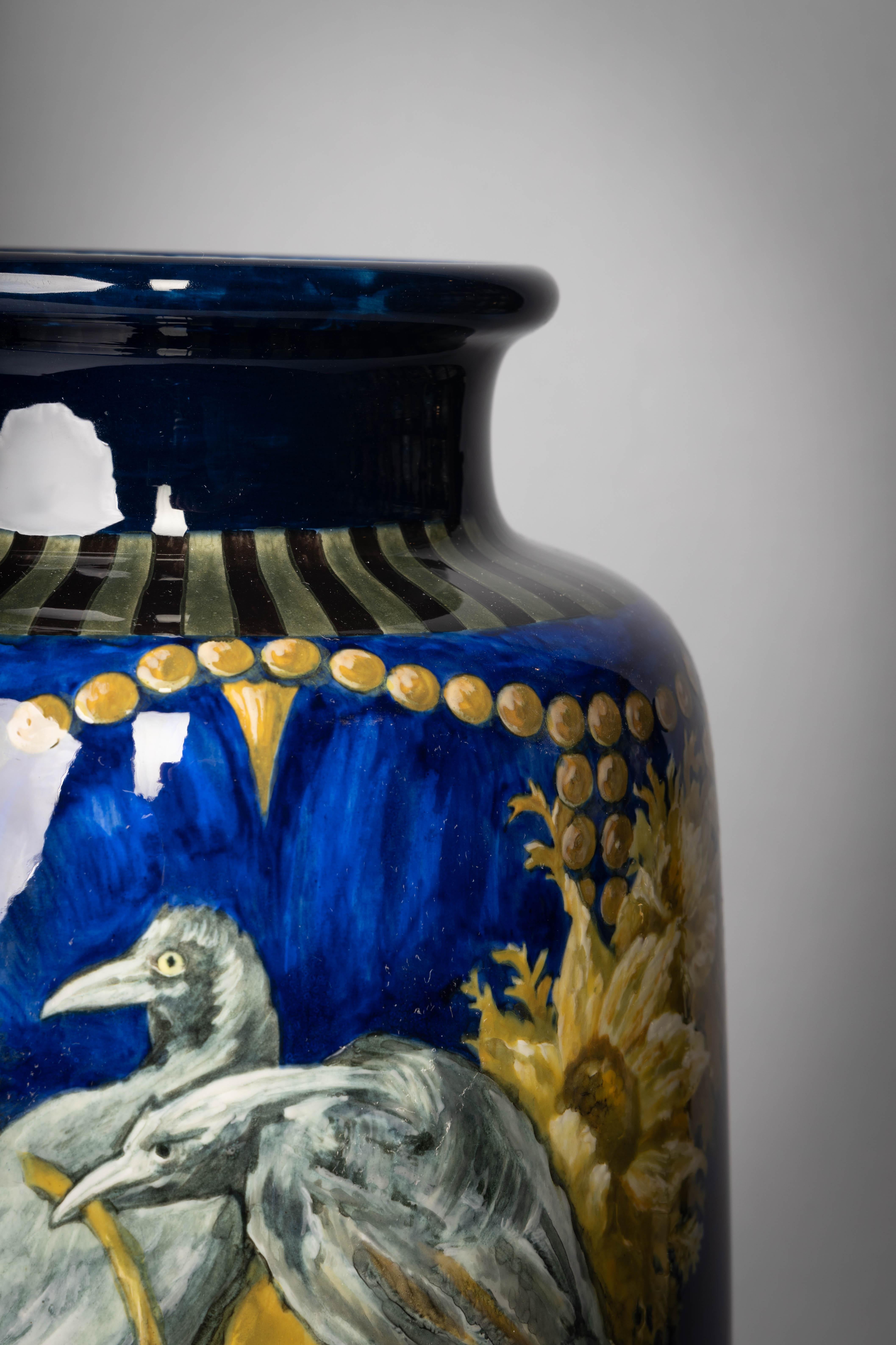 Français Rare vase perroquet en porcelaine peinte de Sèvres:: datant d'environ 1925 en vente