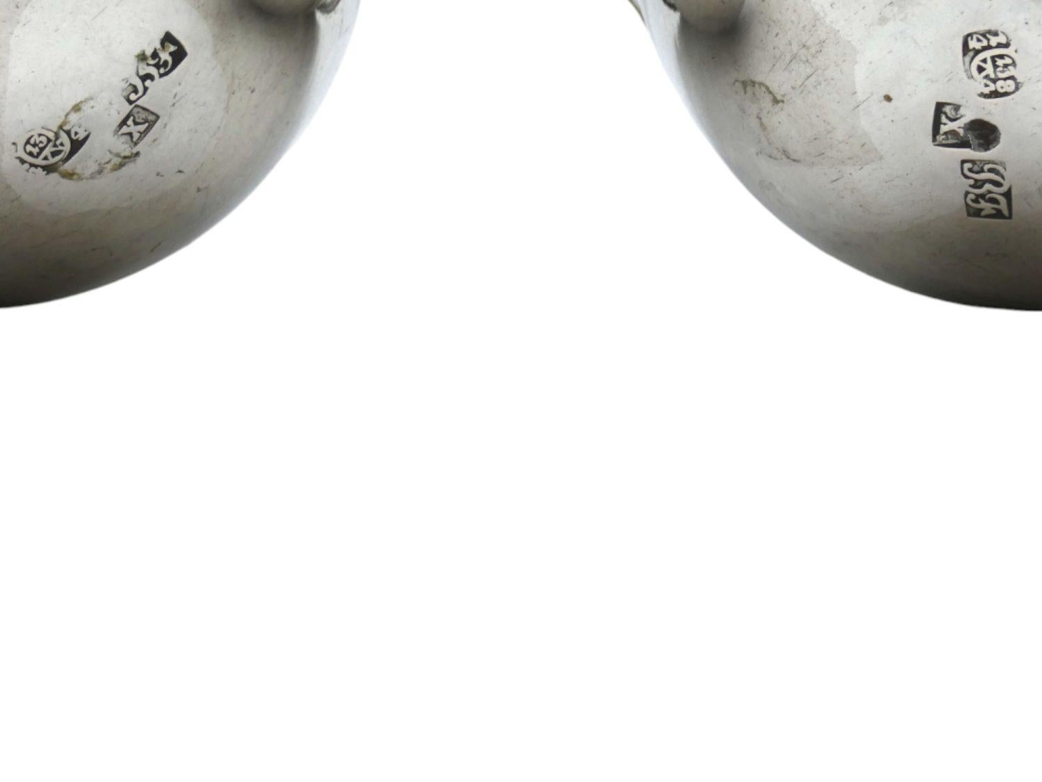 Raro plato de plata para el séder de Pascua, Austria 1844
El borde exterior circular sostiene tallos de alambre unidos a un nudo central y un asa de forma oblonga. Seis cuencos se asientan sobre soportes redondos colgantes, unidos y separados por