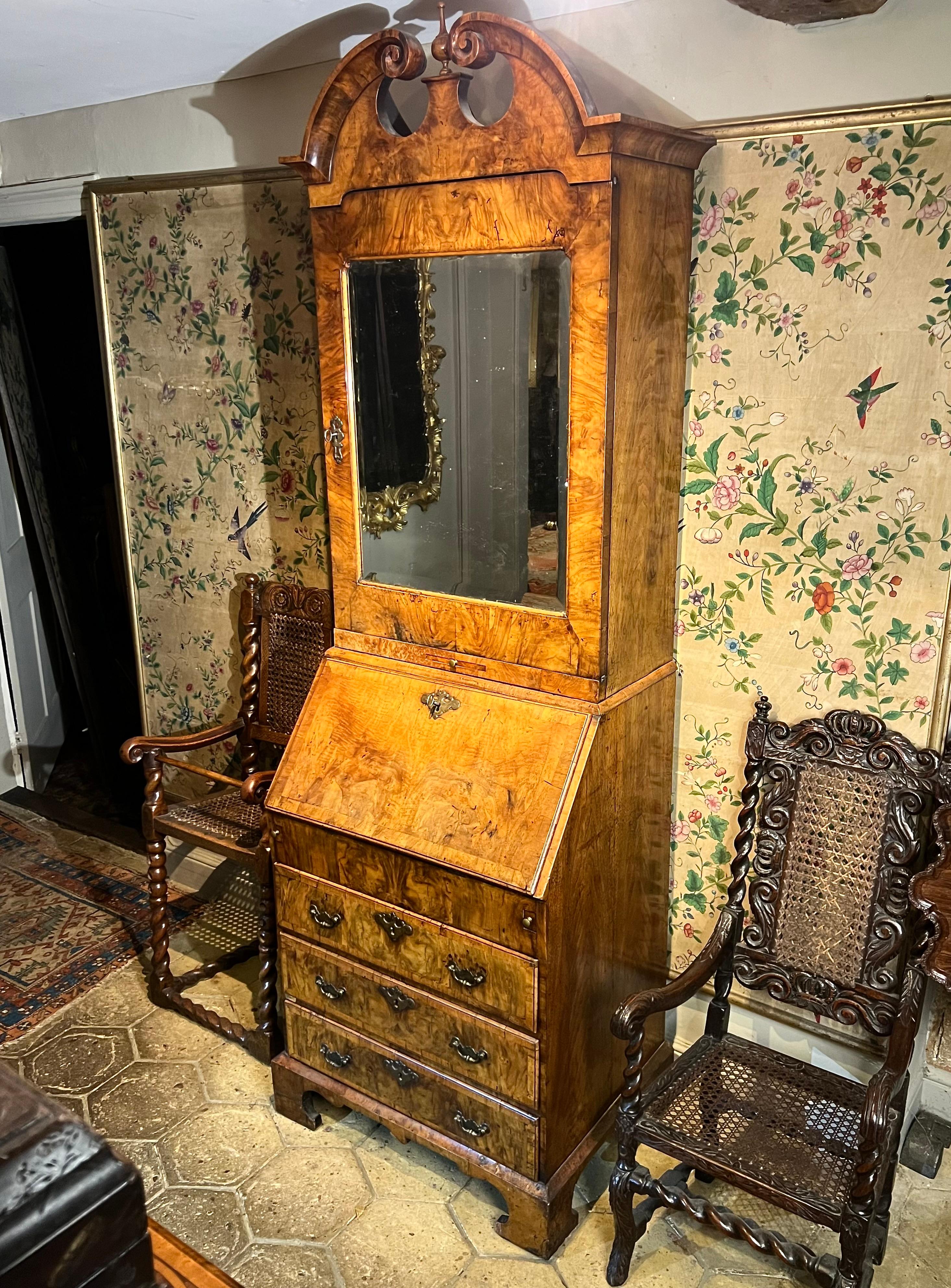A rare small early-18th century walnut bureau bookcase/ cabinet For Sale 5