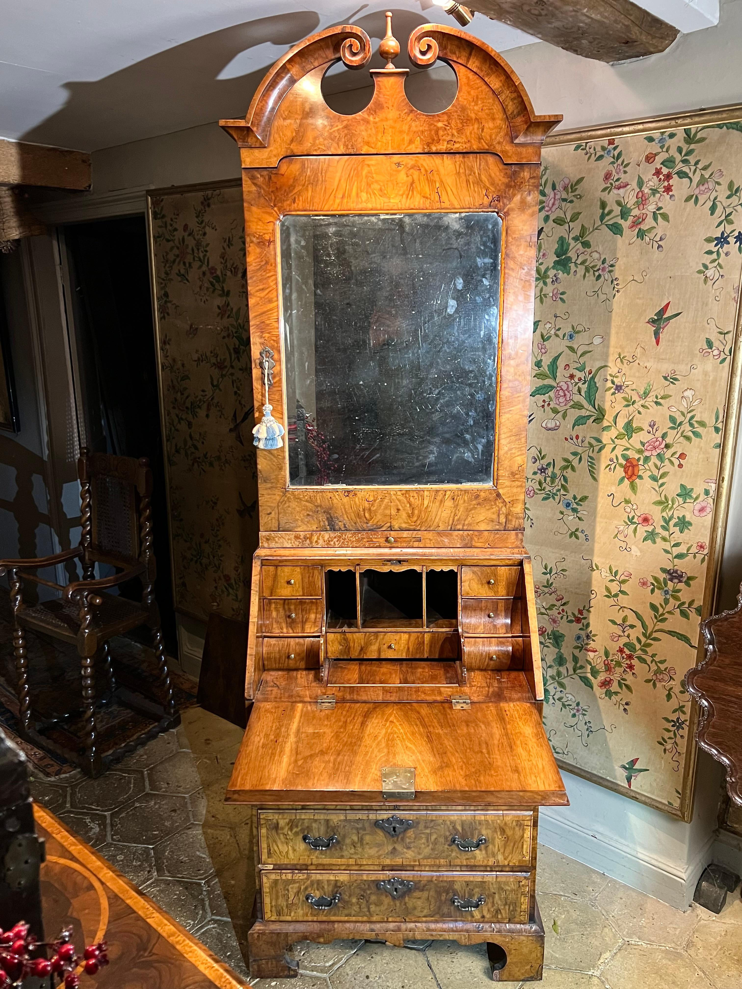 English A rare small early-18th century walnut bureau bookcase/ cabinet For Sale