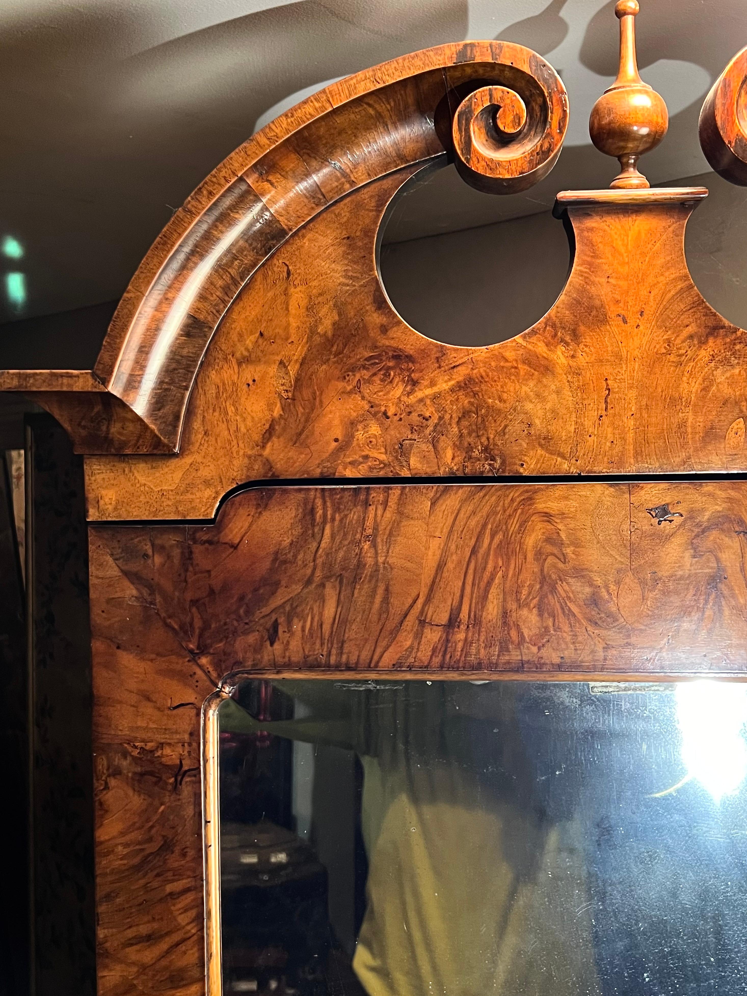 Noyer Rare petite armoire-bureau en noyer du début du 18e siècle en vente