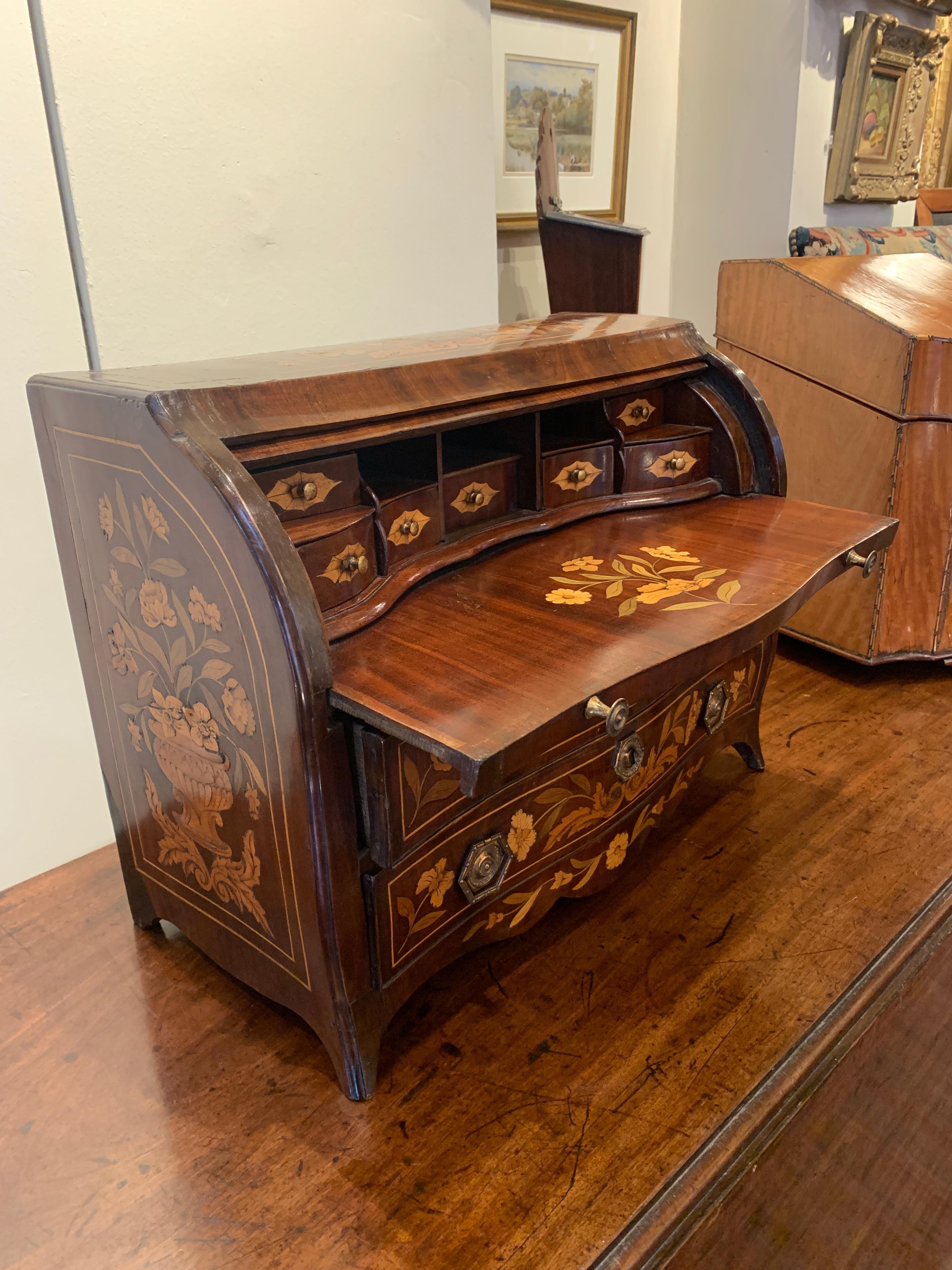 Rare, Small Marquetry Cylinder Bureau, Different Fruit Woods In Good Condition In Lincoln, GB