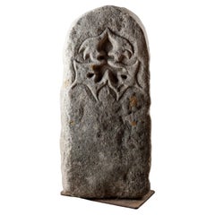 Rare Stand Stone / Slab / Marker avec le design en bas-relief "Triskele".