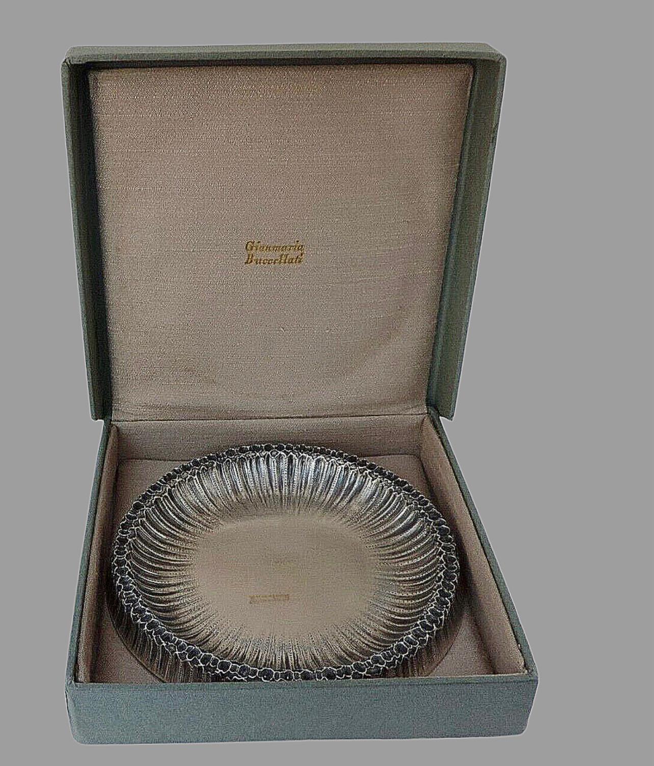 Rarísima bandeja/cenicero de plata de ley con diseño de panal de Gianmaria Buccellati, siglo XX. Con un peso aproximado de 2,5 kg, esta pieza es un complemento impresionante para cualquier coleccionista de piezas Buccellati auténticas o, de hecho,