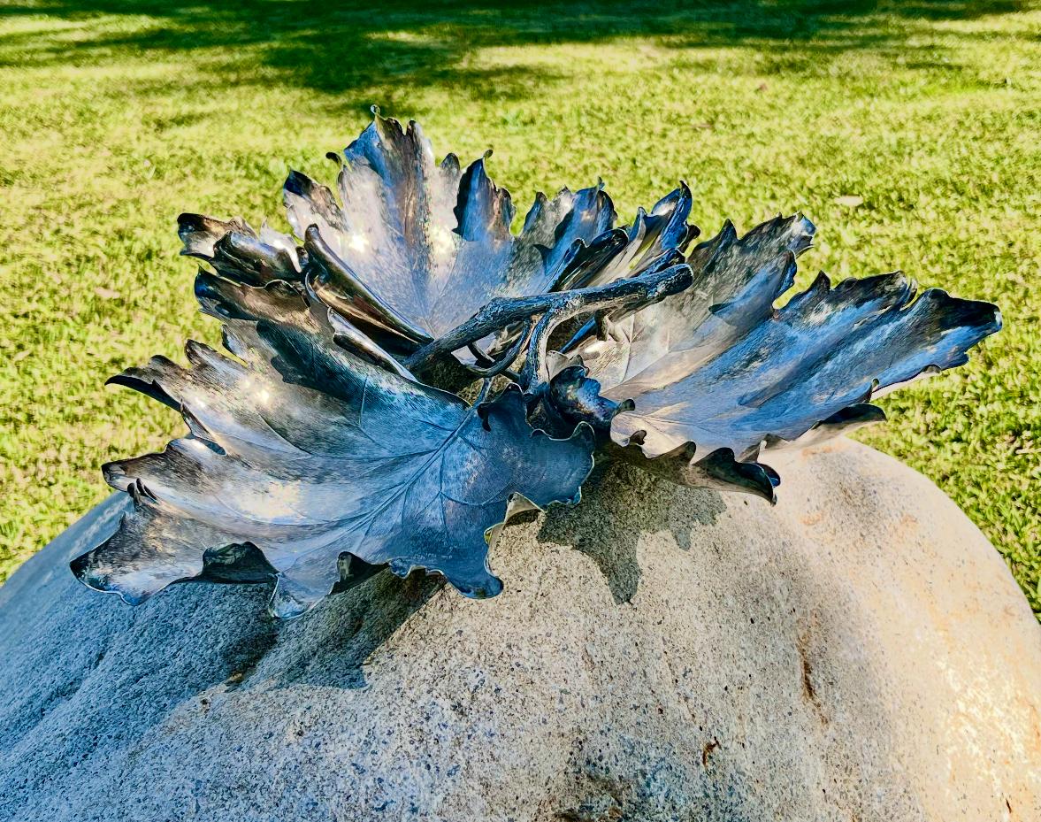 Un raro centrotavola in argento sterling a forma di foglia d'acero creato dal famoso argentiere italiano Buccellati, nel XX secolo. Il centrotavola è composto da tre grandi foglie d'argento finemente cesellate di circa 10