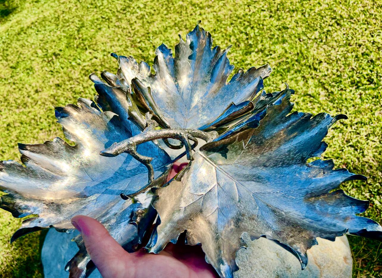 Italiano Grande centrotavola a forma di foglia d'acero in argento sterling di Buccellati, XX secolo in vendita