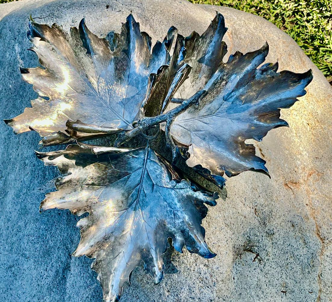 Grande centrotavola a forma di foglia d'acero in argento sterling di Buccellati, XX secolo In condizioni buone in vendita a View Park, CA