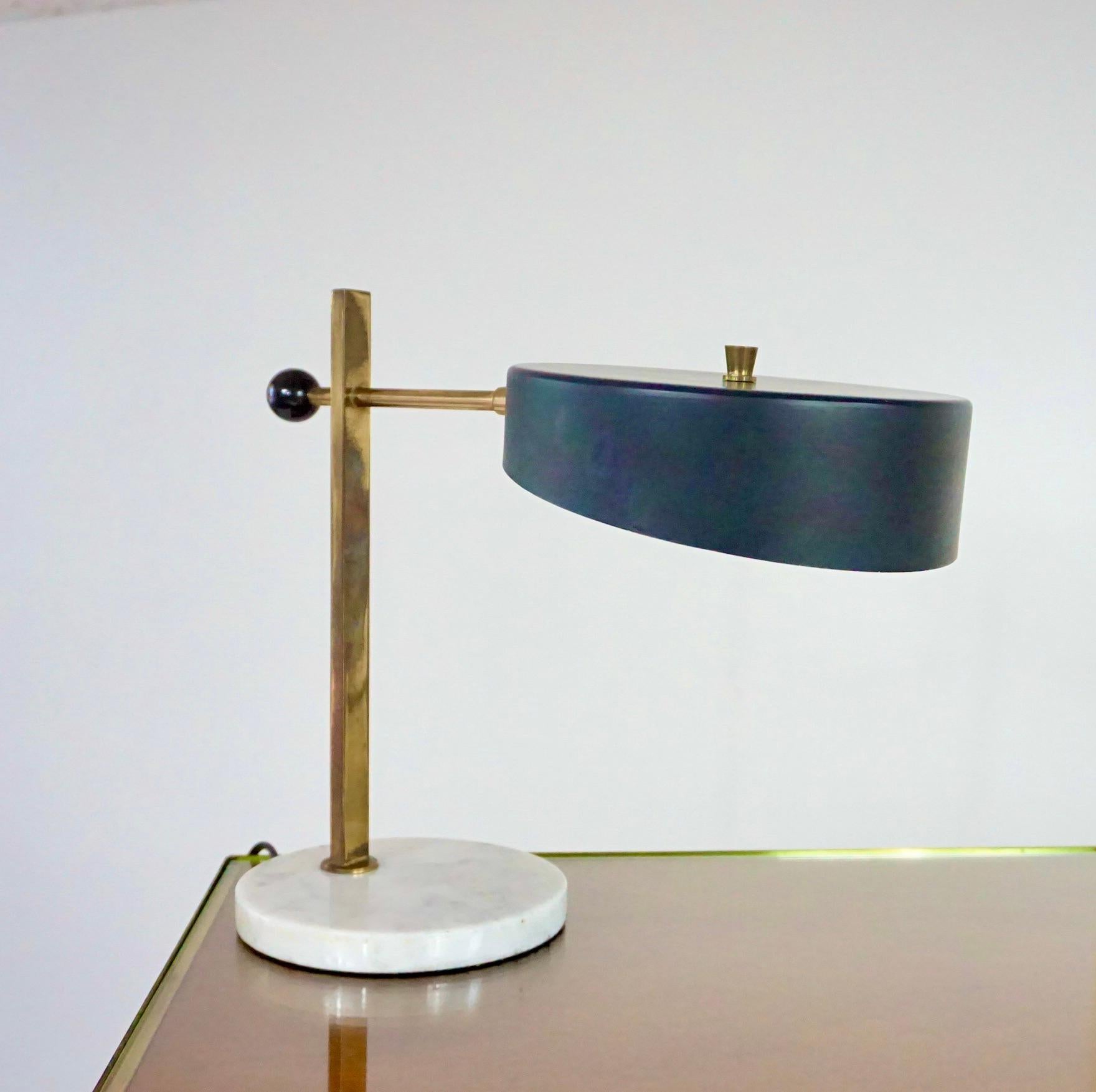 Raro y fino  pequeña lámpara de mesa en muy buen estado original.  
Fabricado por Stilux Milano.   
La pantalla de la lámpara está lacada en negro hueso. 
 La base es de un hermoso mármol de Carrara 
Mármol de Carrara, latón y metal coloreado