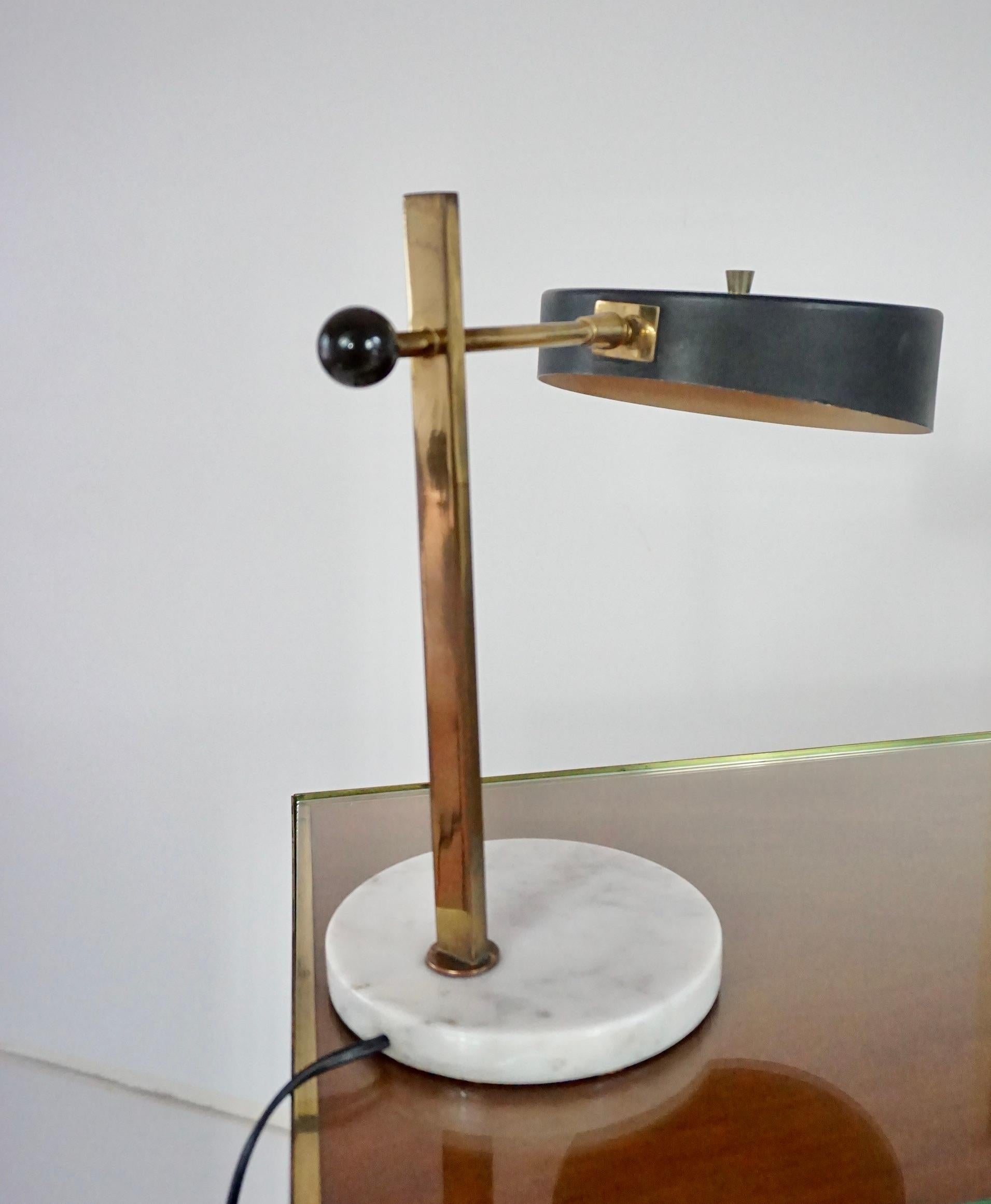 una rara lámpara de mesa stilux de mármol y latón, 1950 Moderno de mediados de siglo en venta