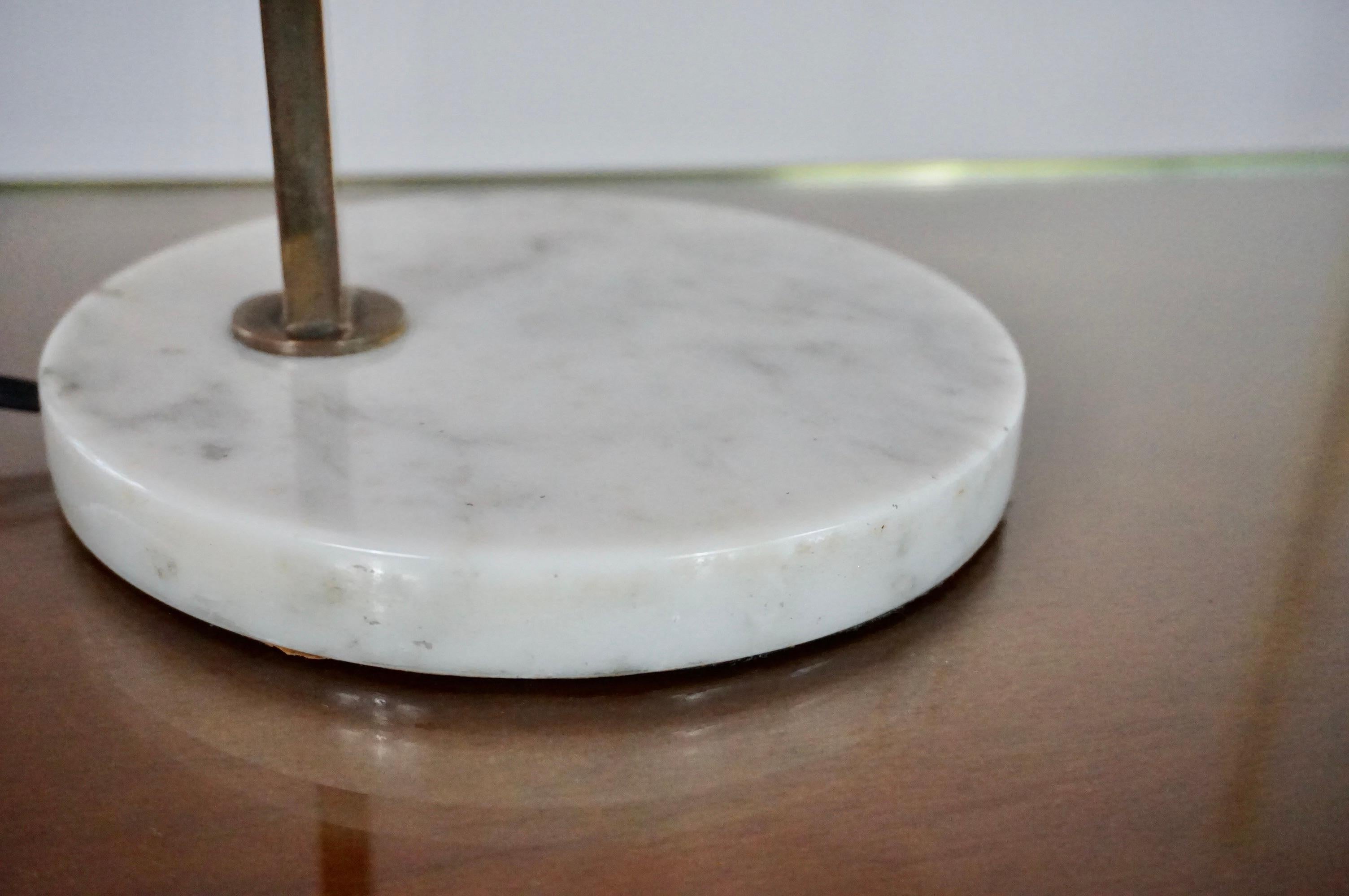 una rara lámpara de mesa stilux de mármol y latón, 1950 mediados del siglo XX en venta
