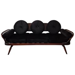 Un raro divano elegante di Midcentury Modern. Rivestito in velluto nero.