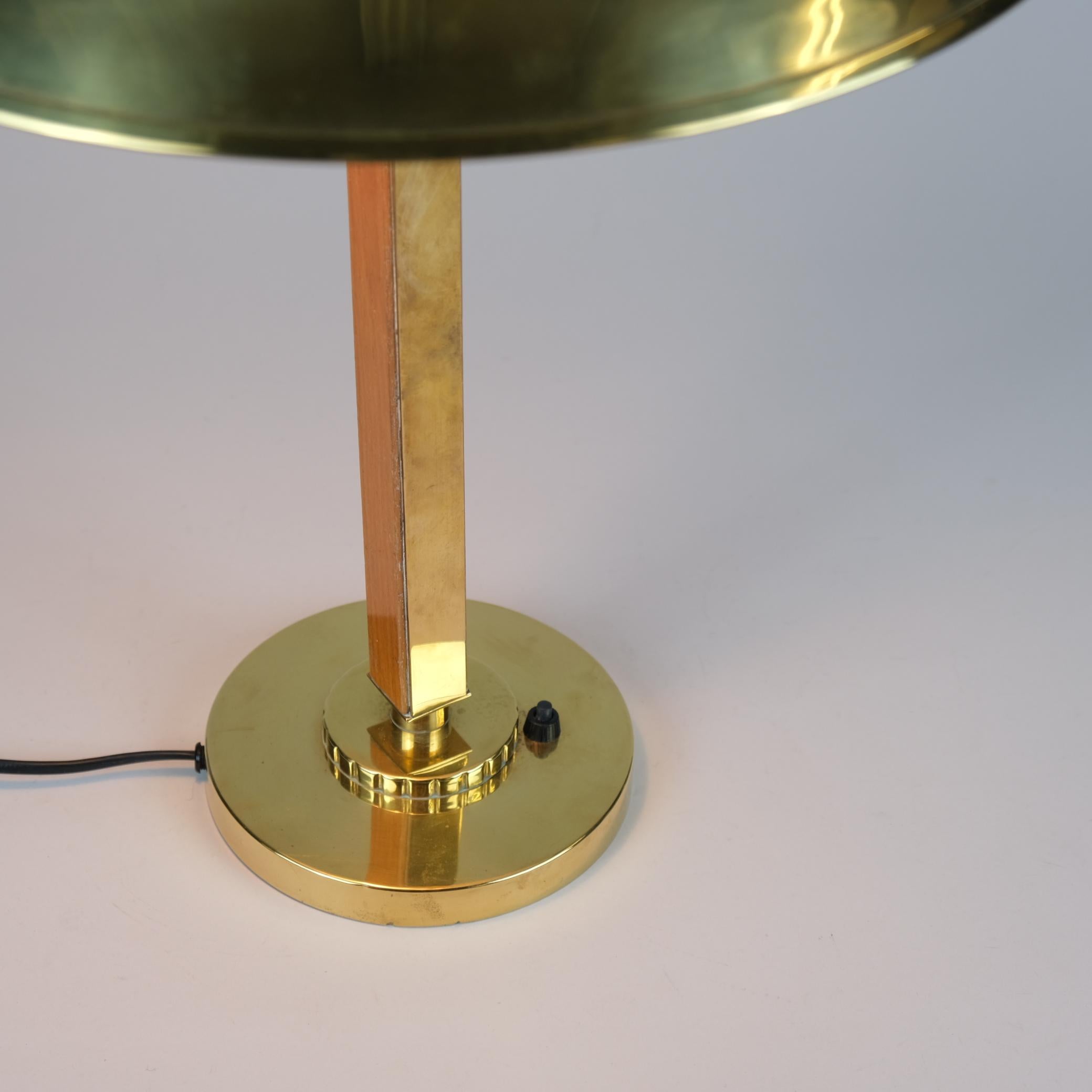 Rara lámpara de mesa de Gunilla Jung Modelo 2004 de latón y abedul, Orno Años 30 Finlandés en venta