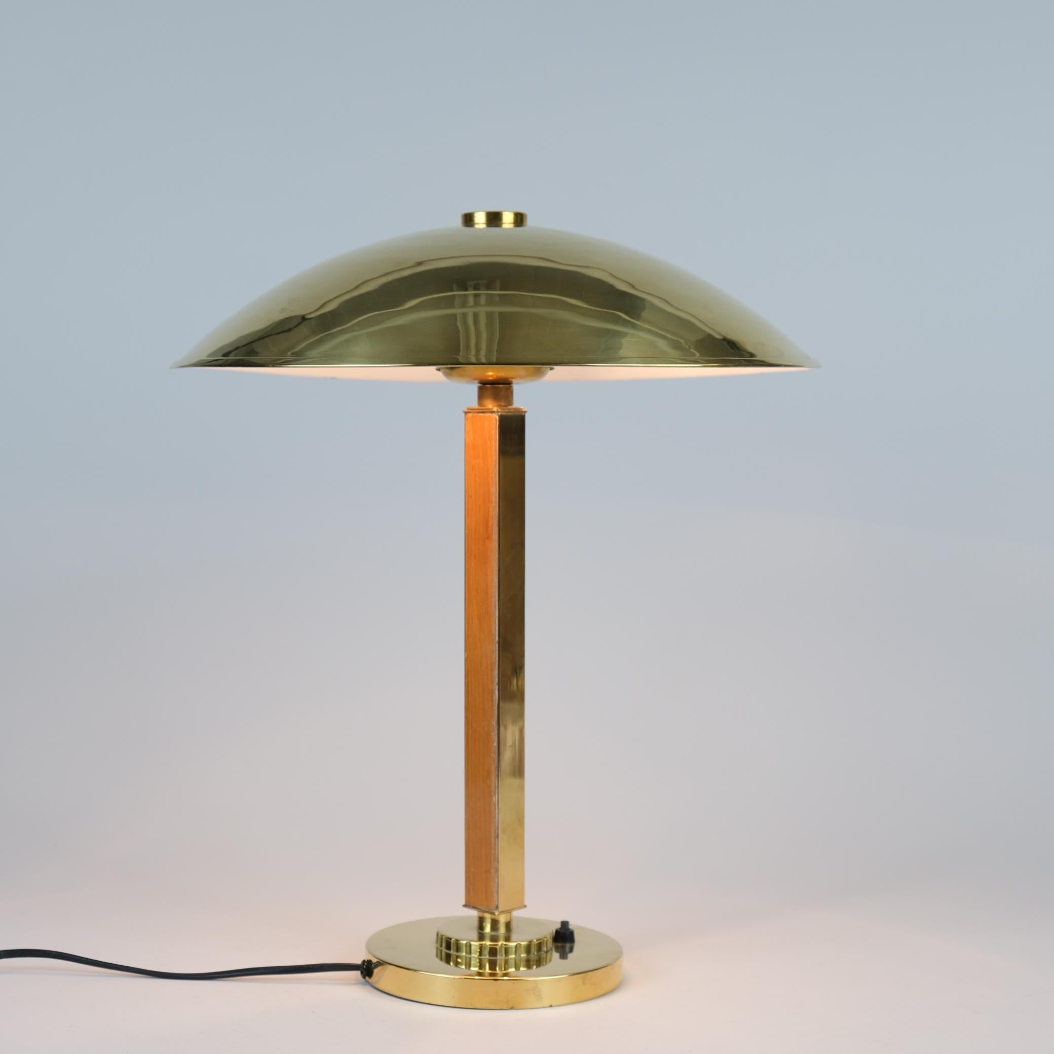 Rara lámpara de mesa de Gunilla Jung Modelo 2004 de latón y abedul, Orno Años 30 en Bueno estado para la venta en Helsinki, FI