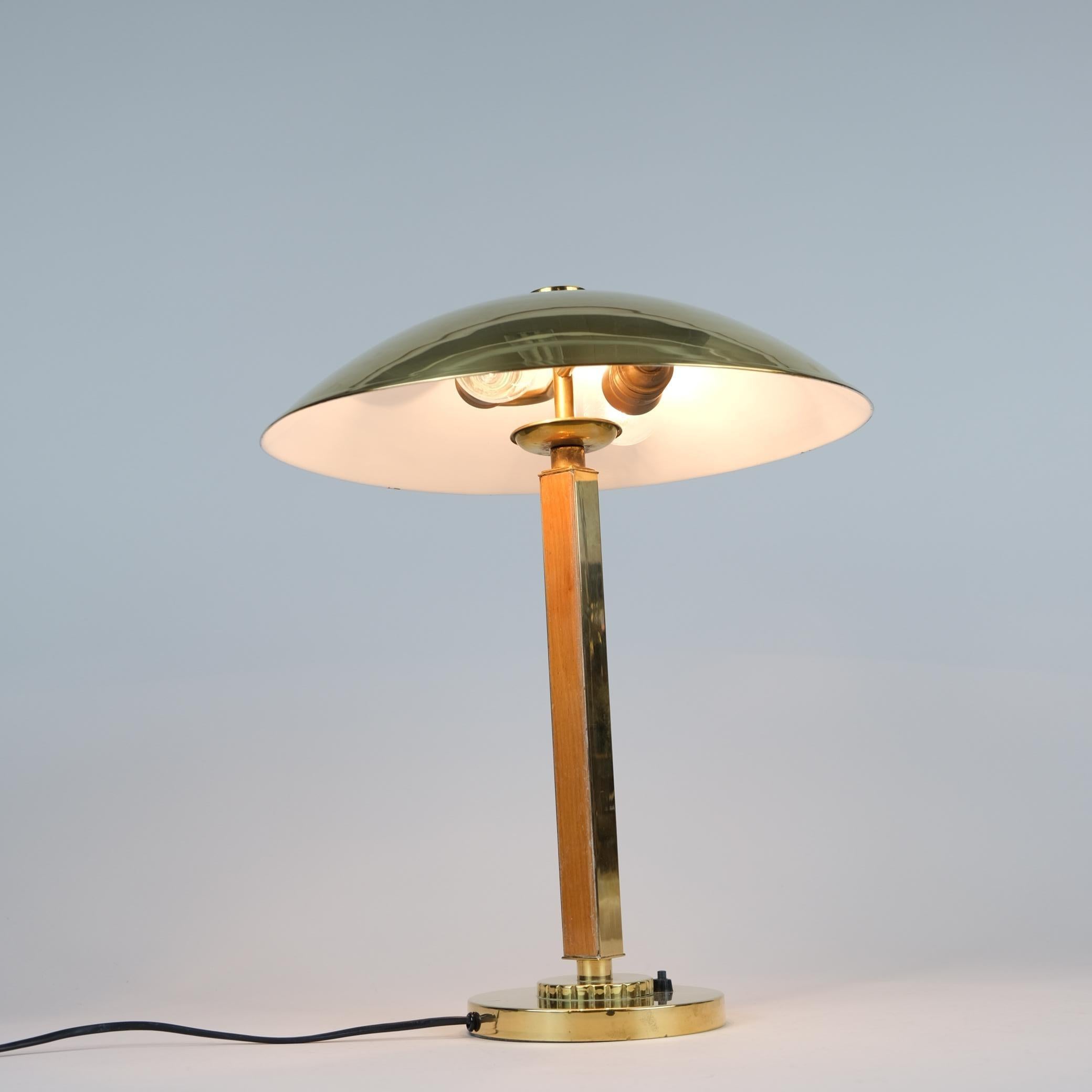 Rara lámpara de mesa de Gunilla Jung Modelo 2004 de latón y abedul, Orno Años 30 mediados del siglo XX en venta