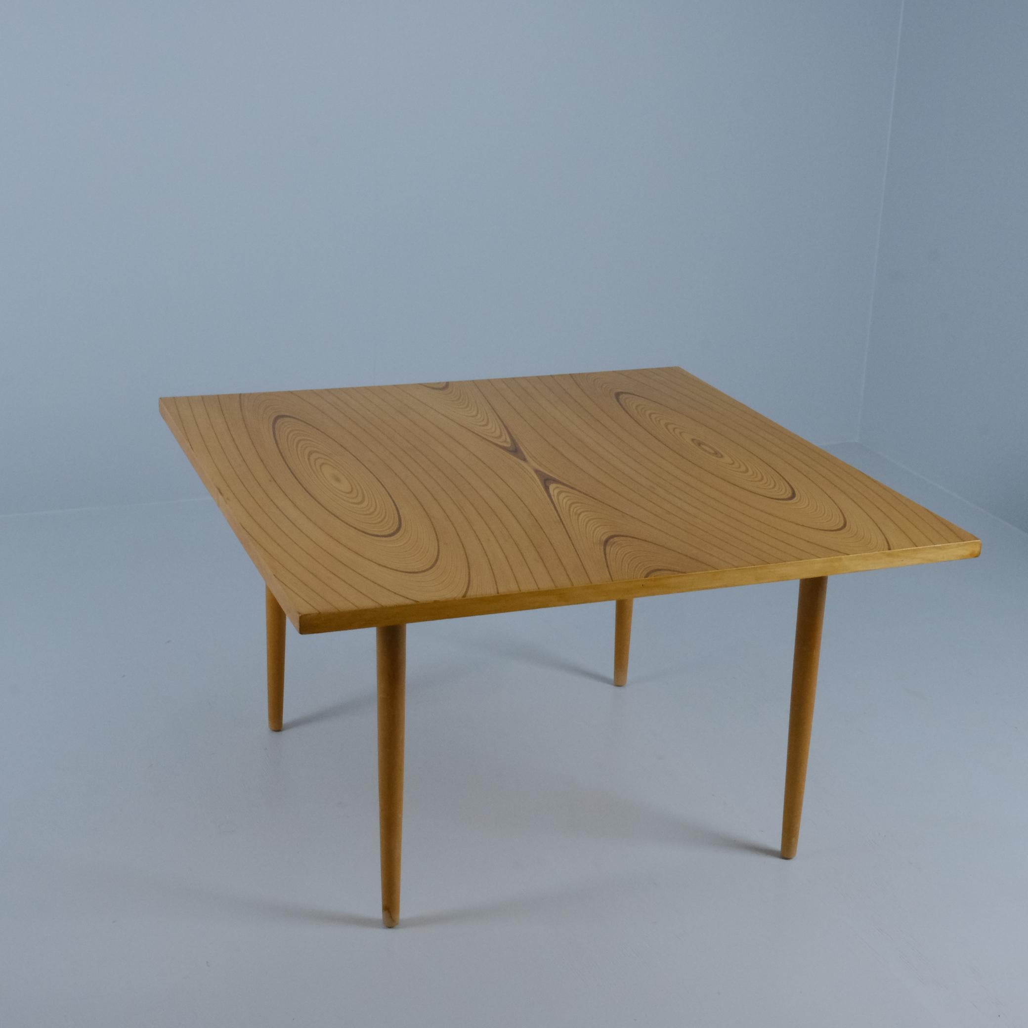 Eine seltene Version des Tapio Wirkkala Couchtischs mit rhythmischem Furnier, Modell 9018, auch bekannt als 