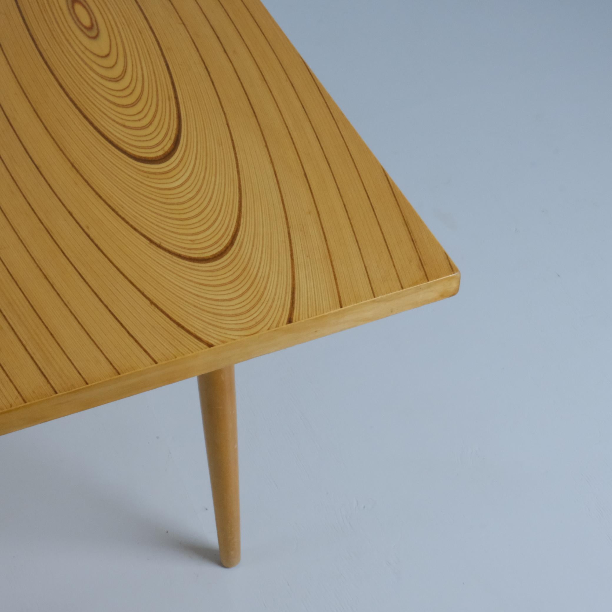 Seltener Tapio Wirkkala Rhythmischer Furnier-Couchtisch Modell 9018, Asko 1950er Jahre im Zustand „Gut“ im Angebot in Helsinki, FI