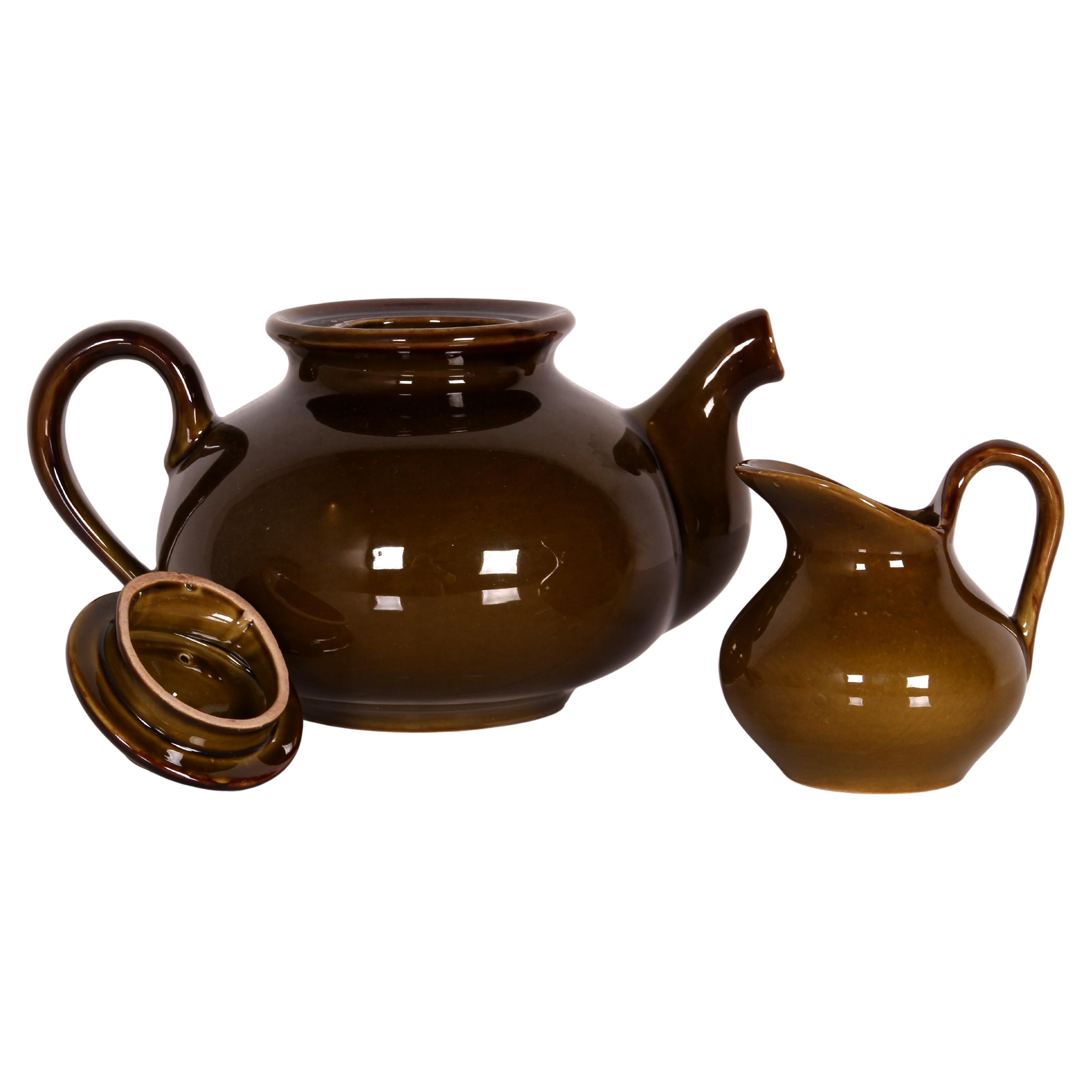 Rare service à thé (tel que produit dans cette couleur) : 
L'ensemble comprend une théière et un pot à lait.
St. Clément
La faïencerie de Saint-Clément, située à 12 km de Lunéville, a été créée en 1758 par Jacques Chambrette, qui possédait déjà une