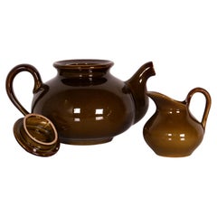 Rare service à thé en vert foncé de Saint Clément comprenant une théière et un pot à lait.