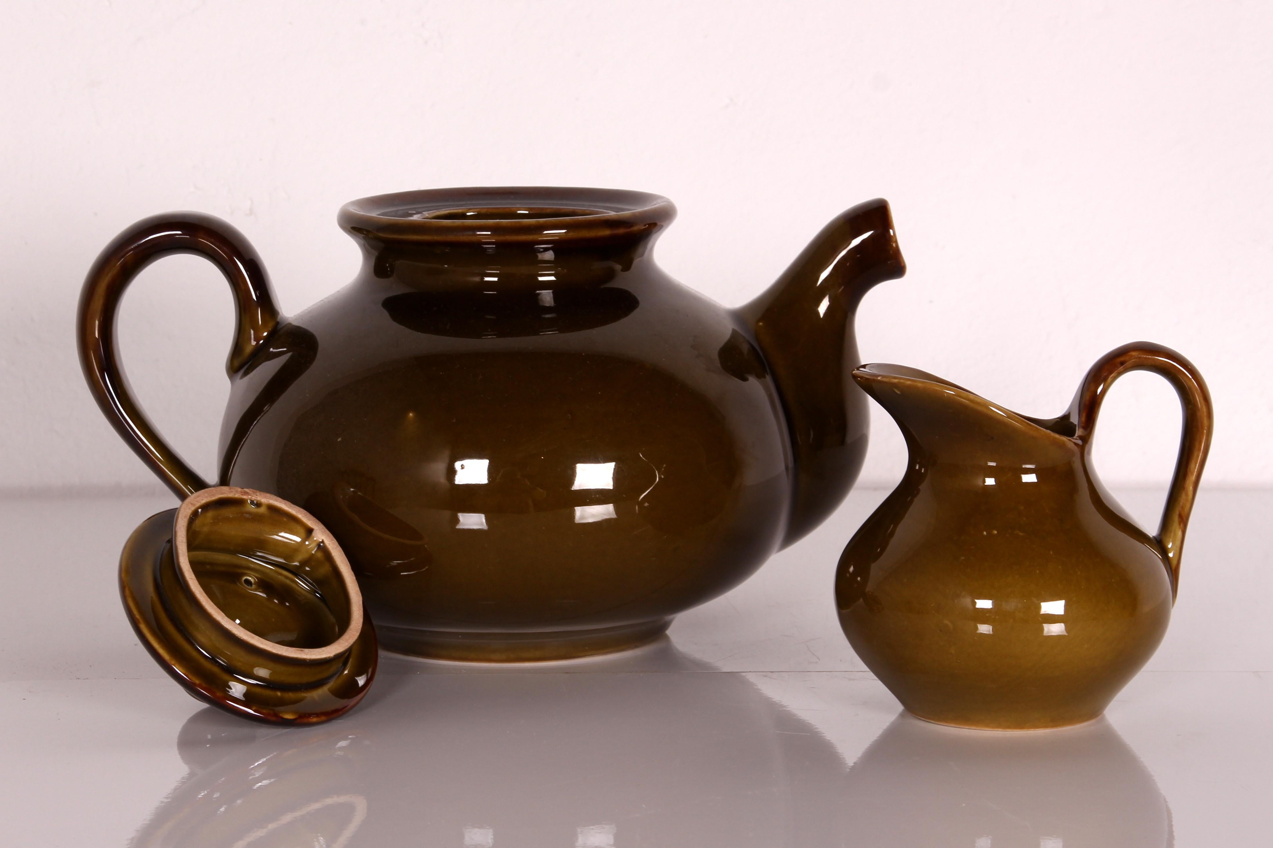 Poteries Rare service à thé en vert foncé de Saint Clément comprenant une théière et un pot à lait. en vente