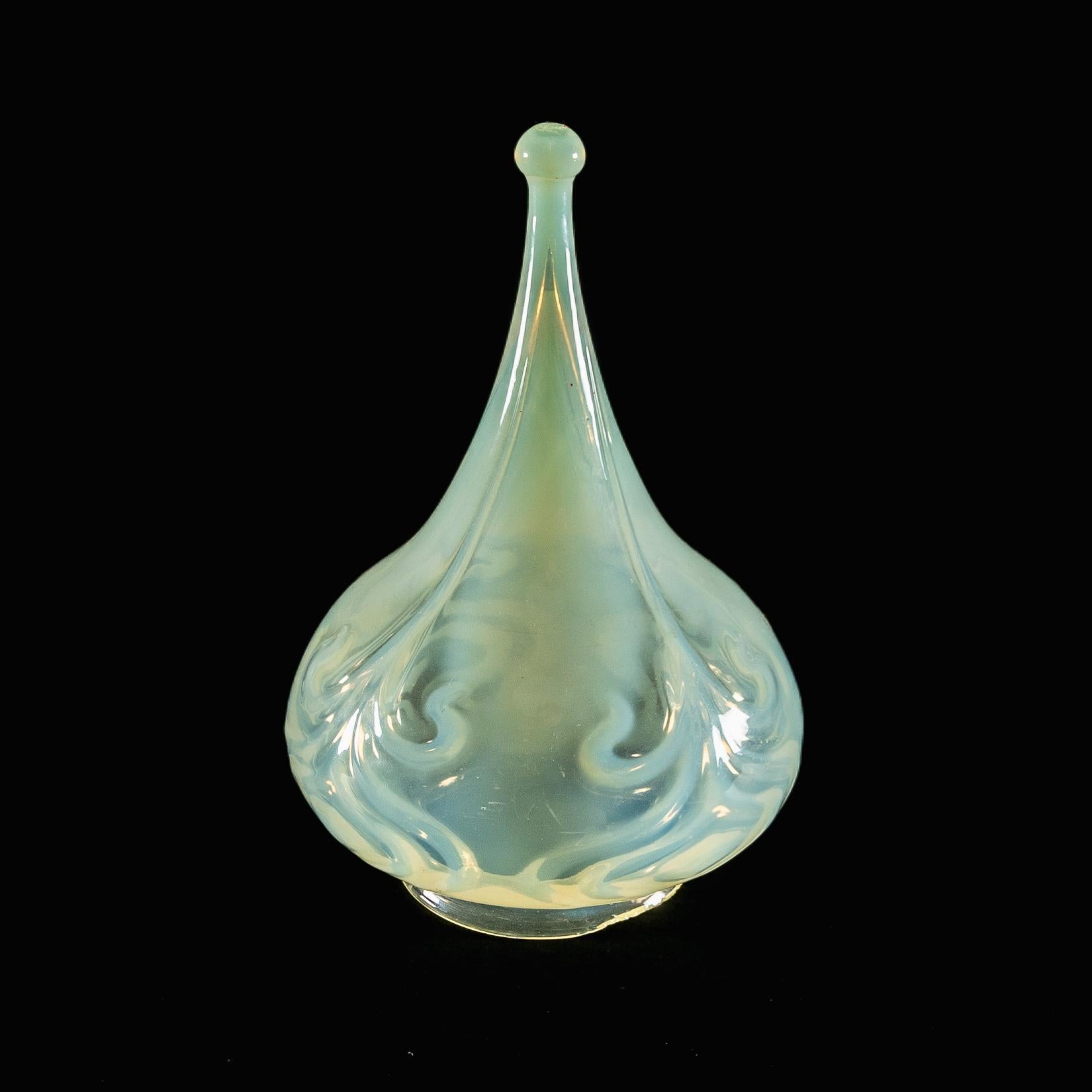 A Rare Tear Drop Vaseline Glass Shade with Peacock Feather Motifs and Green-White Tint
Diameter for gallery or lampshade hole: 8cm/3.15