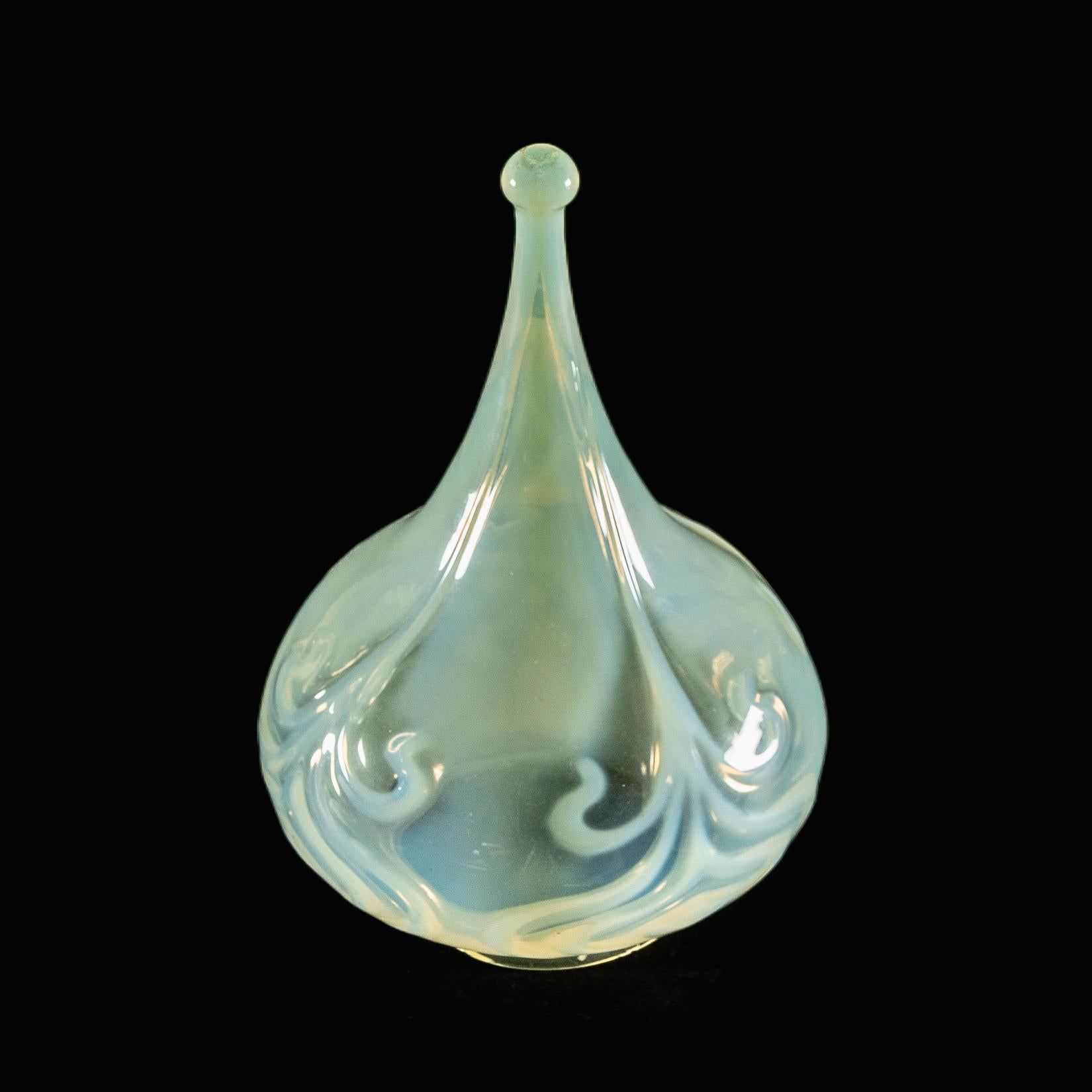 A Rare Tear Drop Vaseline Glass Shade with Peacock Feather Motifs In Good Condition For Sale In London, GB