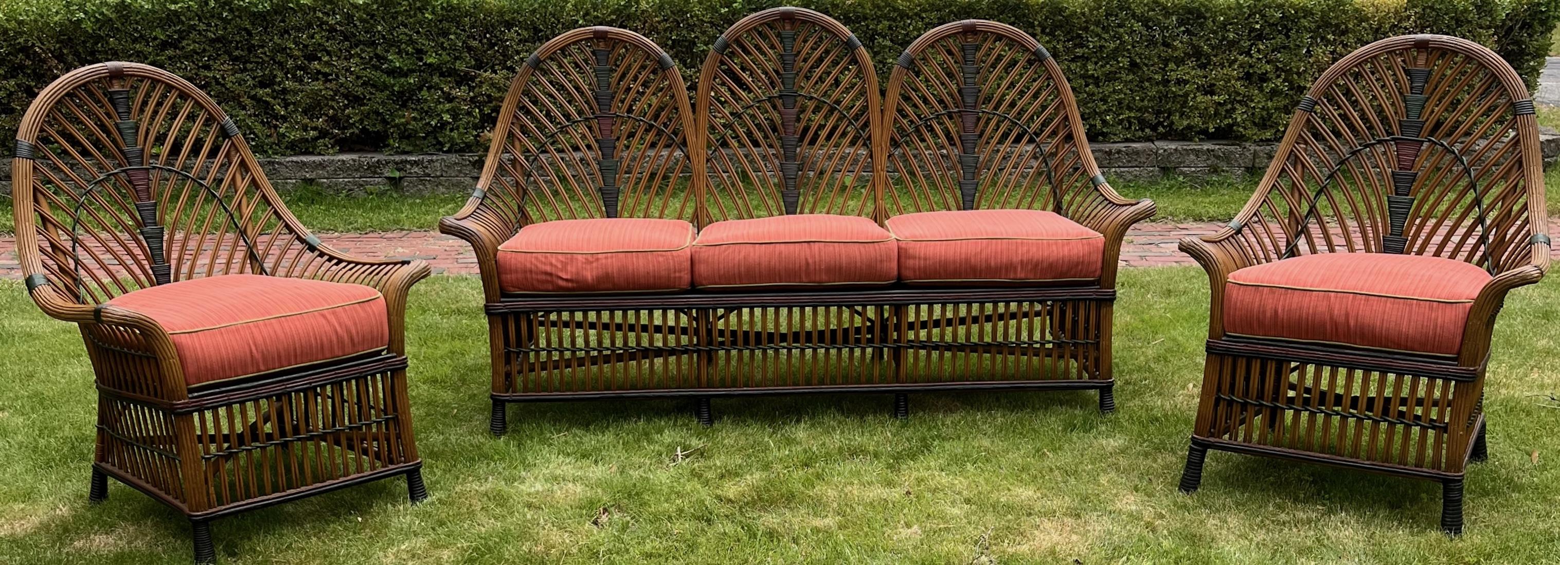 Un bellissimo e raro tessuto a mano  suite di arredi Art Deco in rattan con finitura naturale e rifiniture colorate in marrone, nero e verde. Questa rara suite è in ottime condizioni, con cuscini nuovi e una bellissima tappezzeria Sunbrella color
