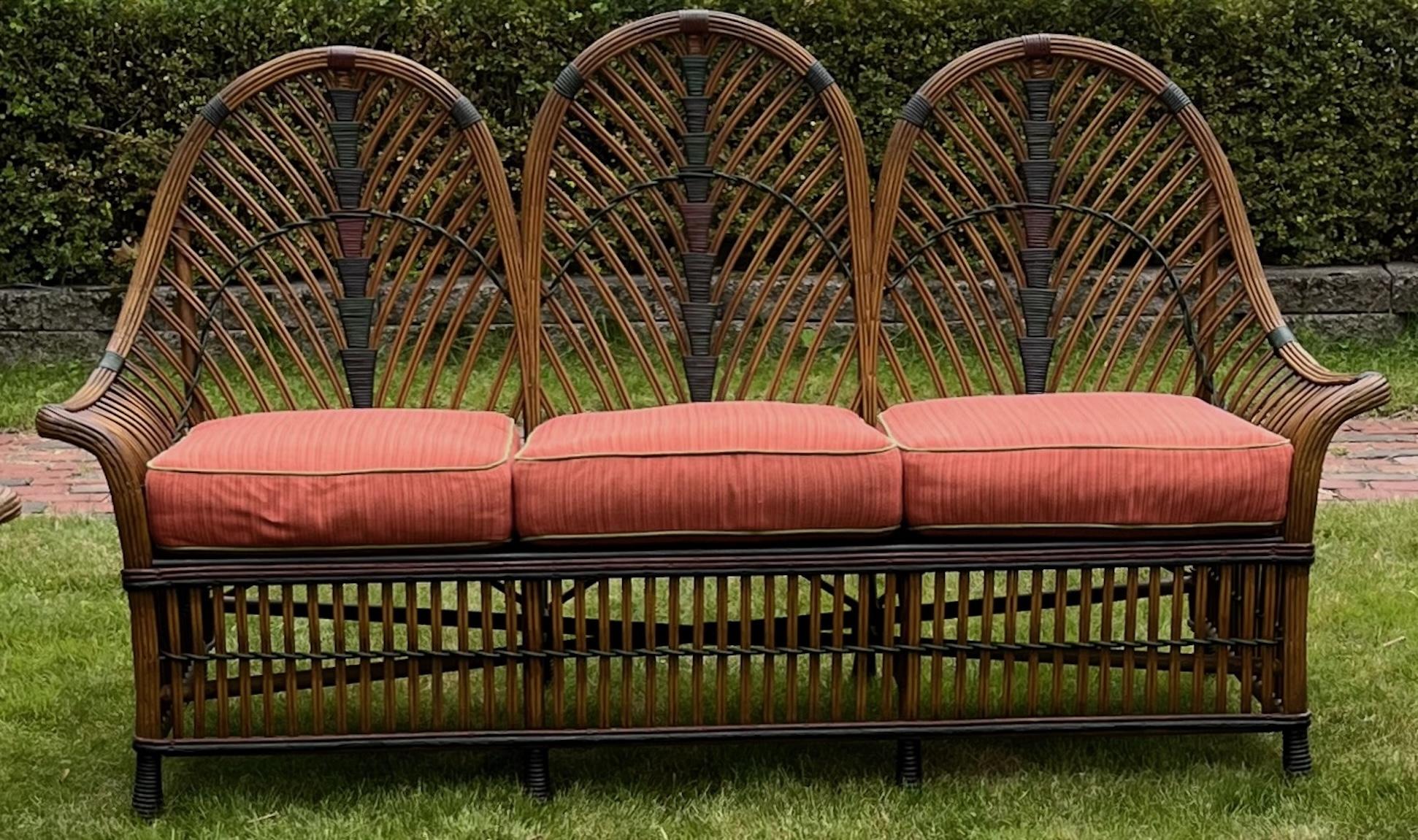 Art Déco Una rara suite di mobili in rattan Art Deco in tre pezzi con finitura naturale in vendita
