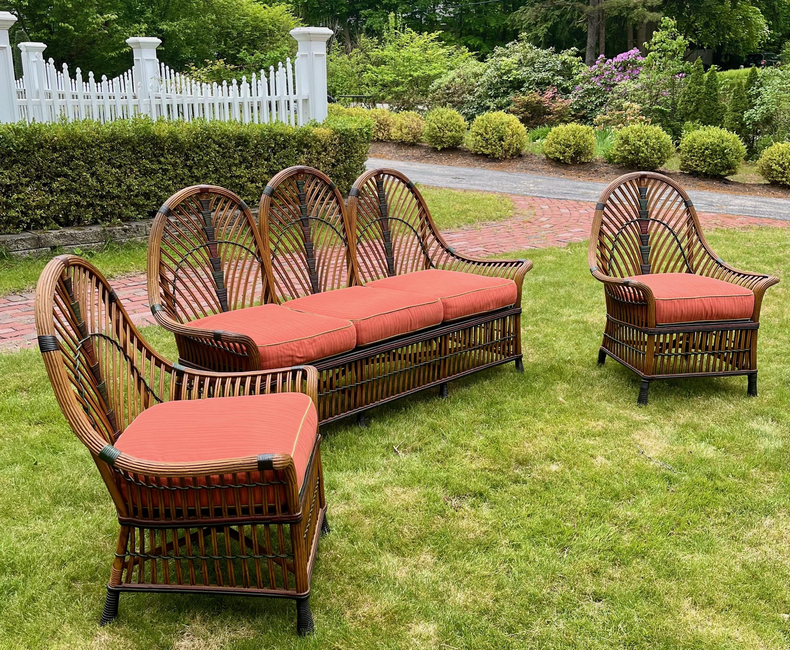 Americano Una rara suite di mobili in rattan Art Deco in tre pezzi con finitura naturale in vendita