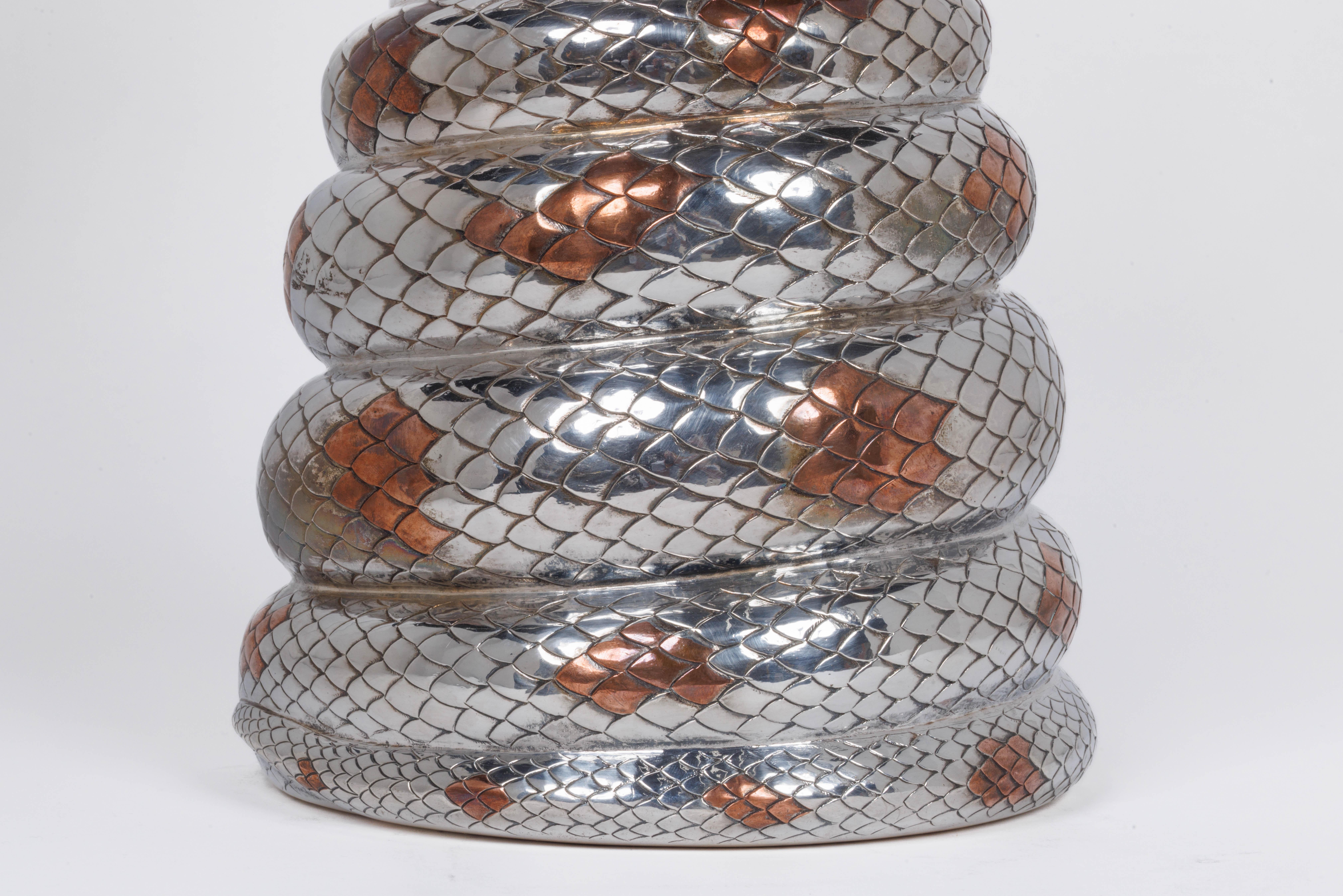 Una rara Tiffany & Co. Vaso Trofeo Pitone in argento sterling: Un capolavoro di arte in metallo misto

Ti presentiamo un vaso trofeo in argento sterling di Tiffany & Co. davvero eccezionale, una meraviglia ineguagliabile di artigianato in metallo