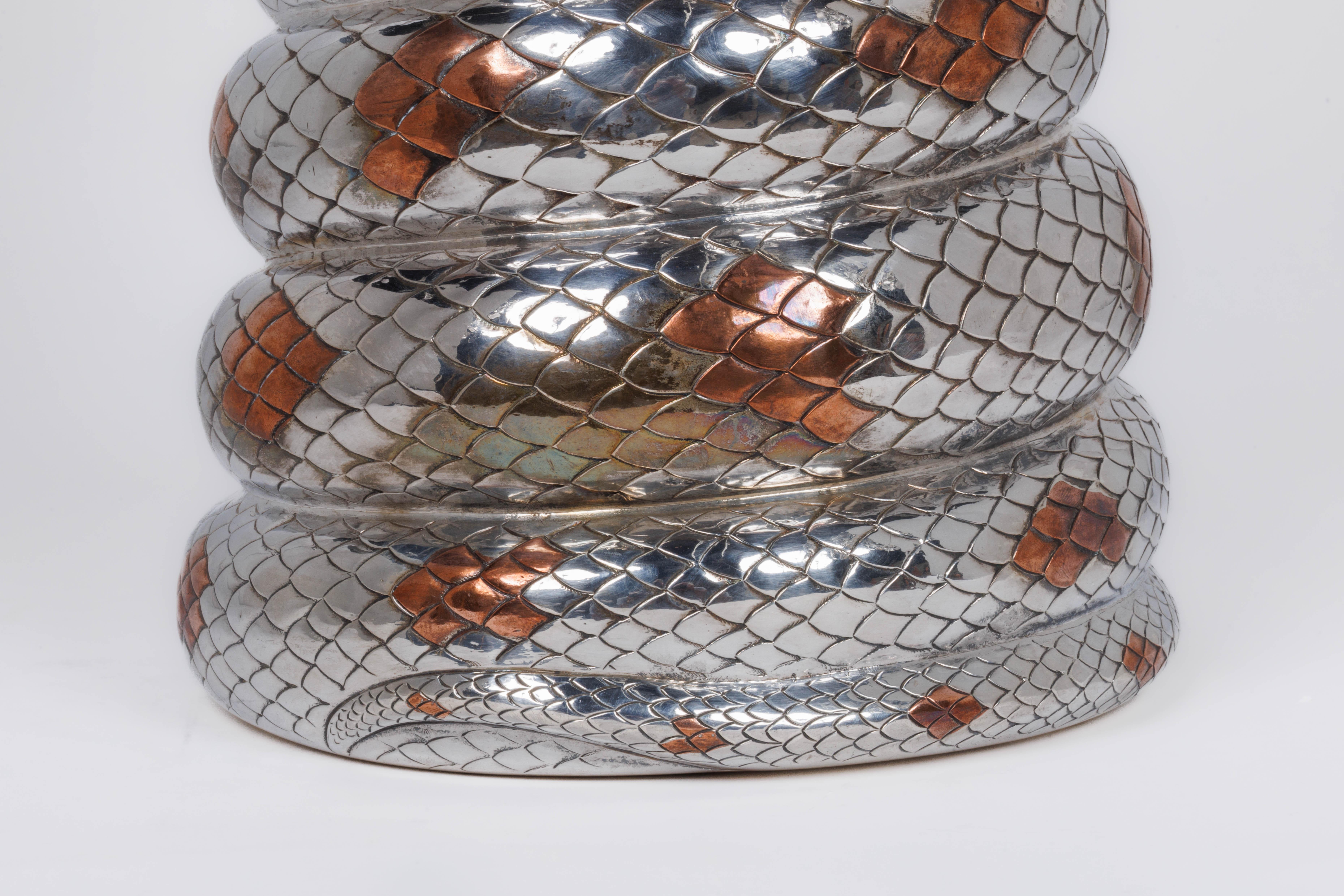 Una rara pieza de Tiffany & Co. Jarrón trofeo serpiente pitón de plata de ley y metal mixto Estadounidense en venta