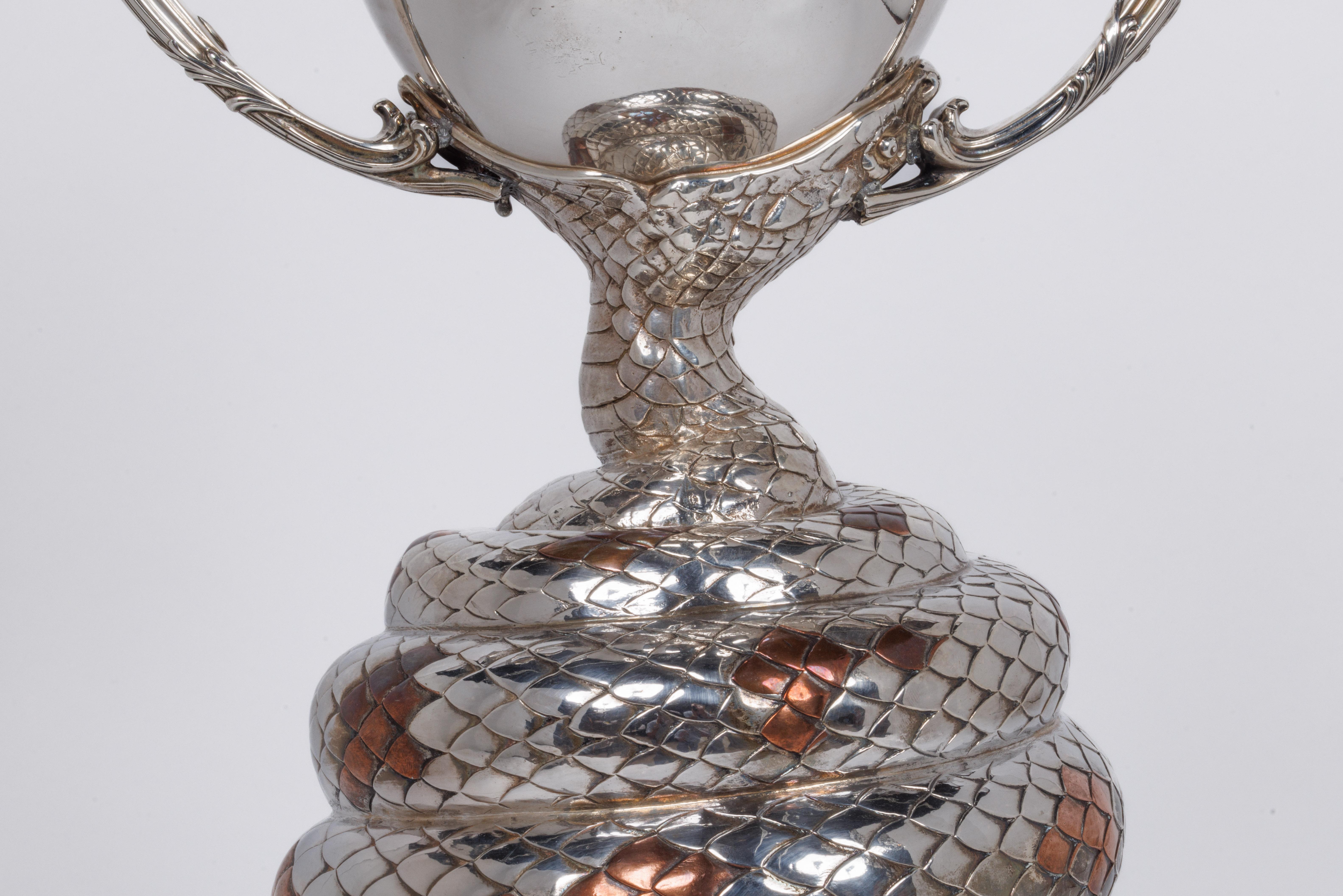 Una rara pieza de Tiffany & Co. Jarrón trofeo serpiente pitón de plata de ley y metal mixto en Bueno estado para la venta en New York, NY