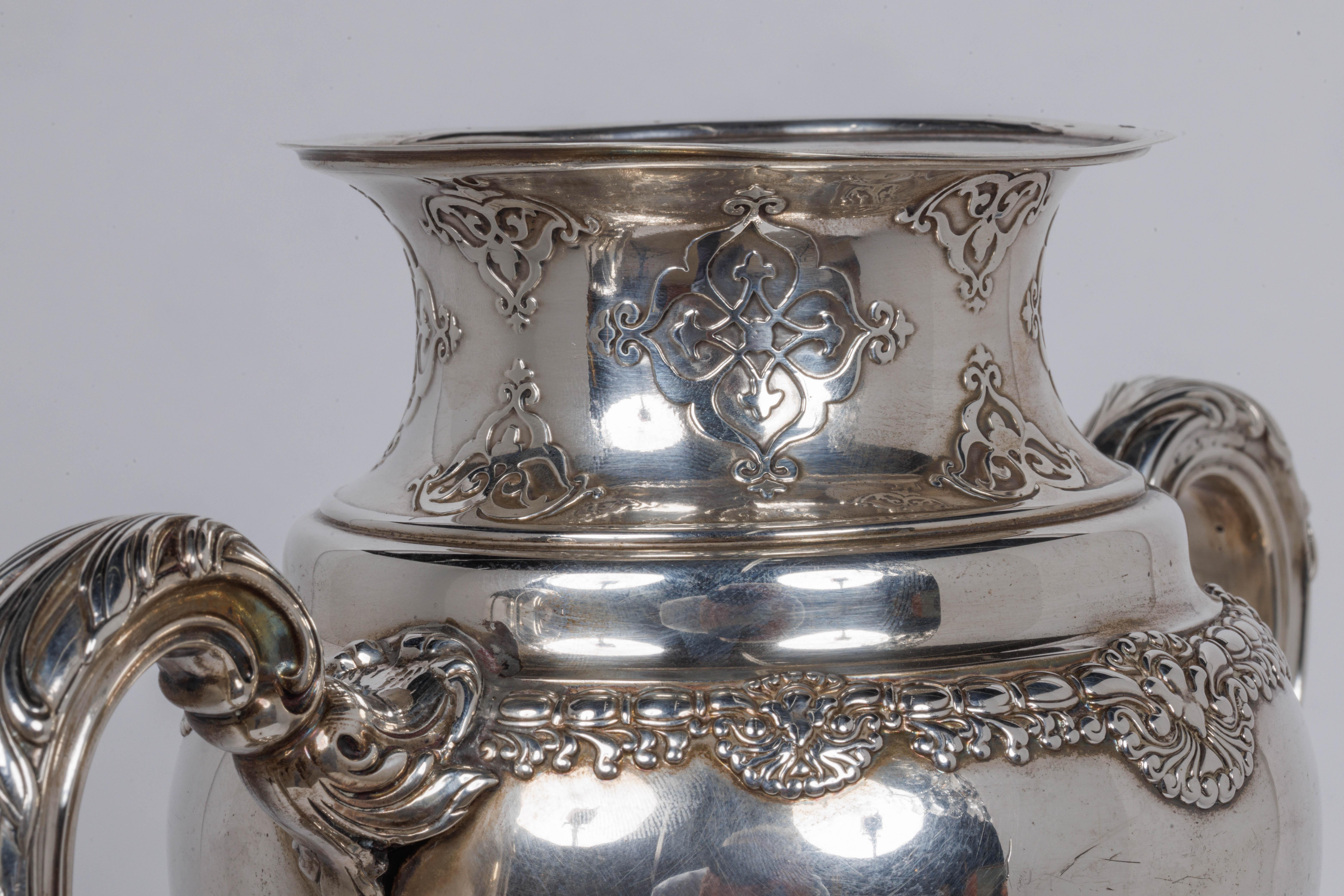 Una rara pieza de Tiffany & Co. Jarrón trofeo serpiente pitón de plata de ley y metal mixto siglo XIX en venta