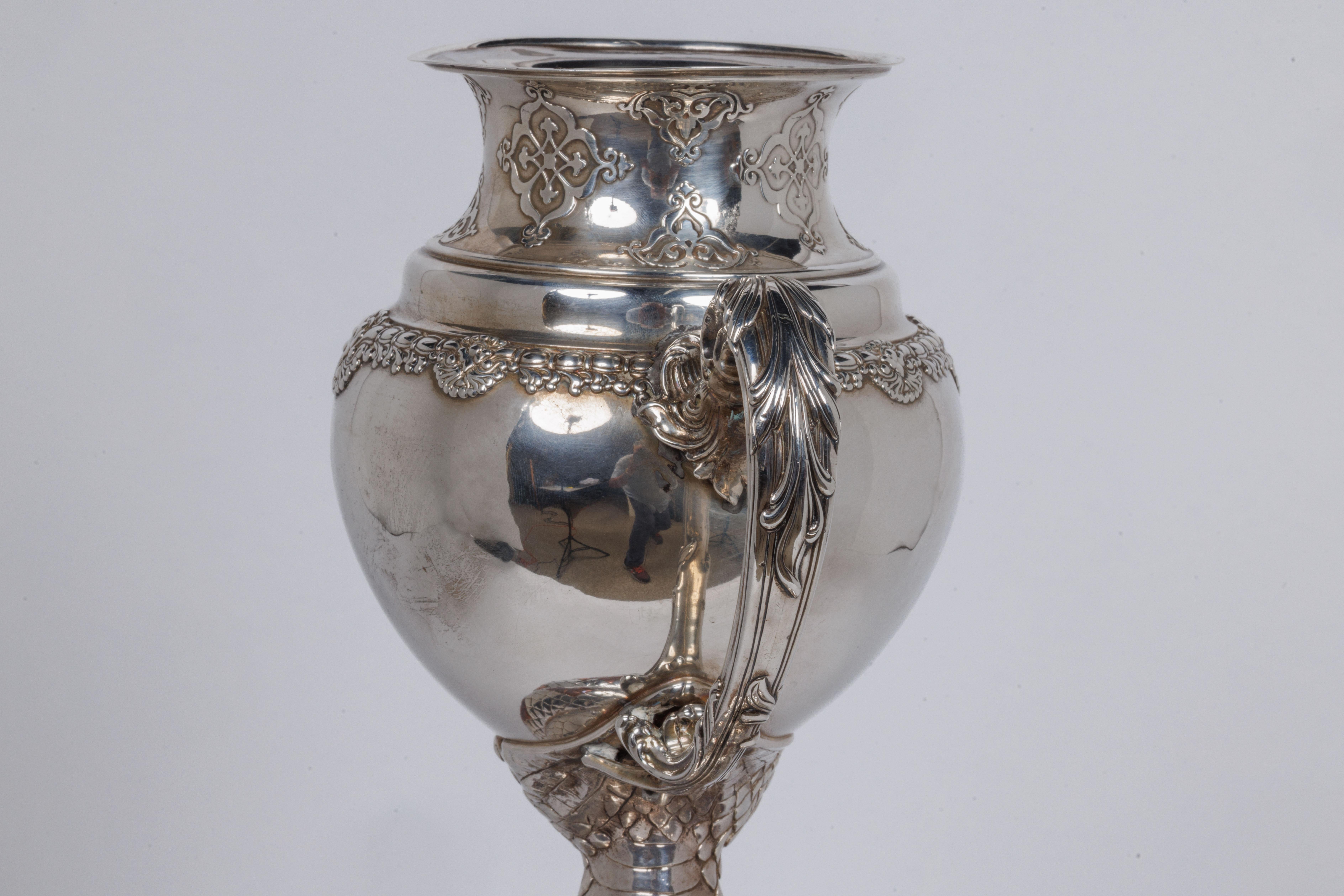 Una rara pieza de Tiffany & Co. Jarrón trofeo serpiente pitón de plata de ley y metal mixto Plata esterlina en venta