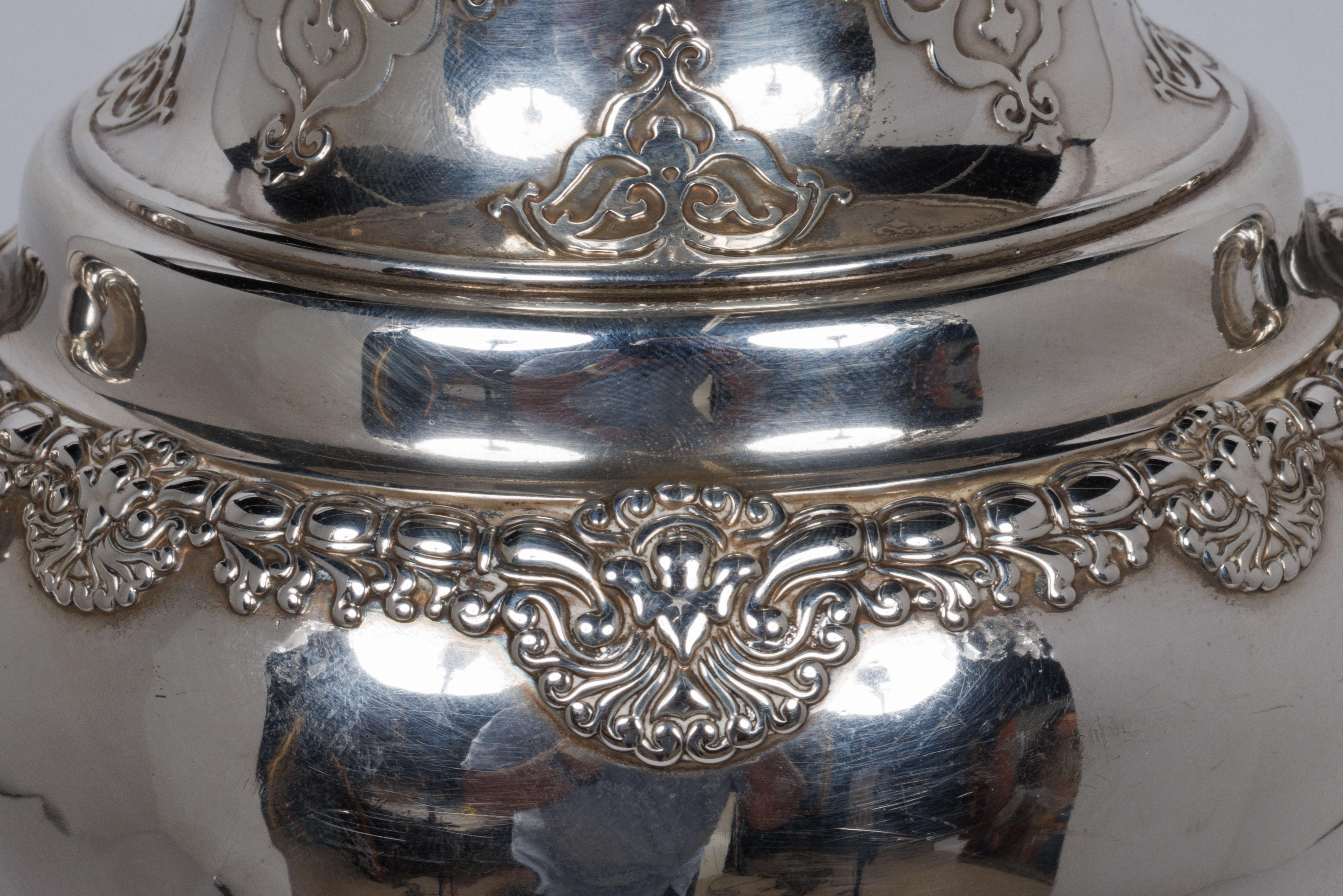 Una rara pieza de Tiffany & Co. Jarrón trofeo serpiente pitón de plata de ley y metal mixto en venta 1