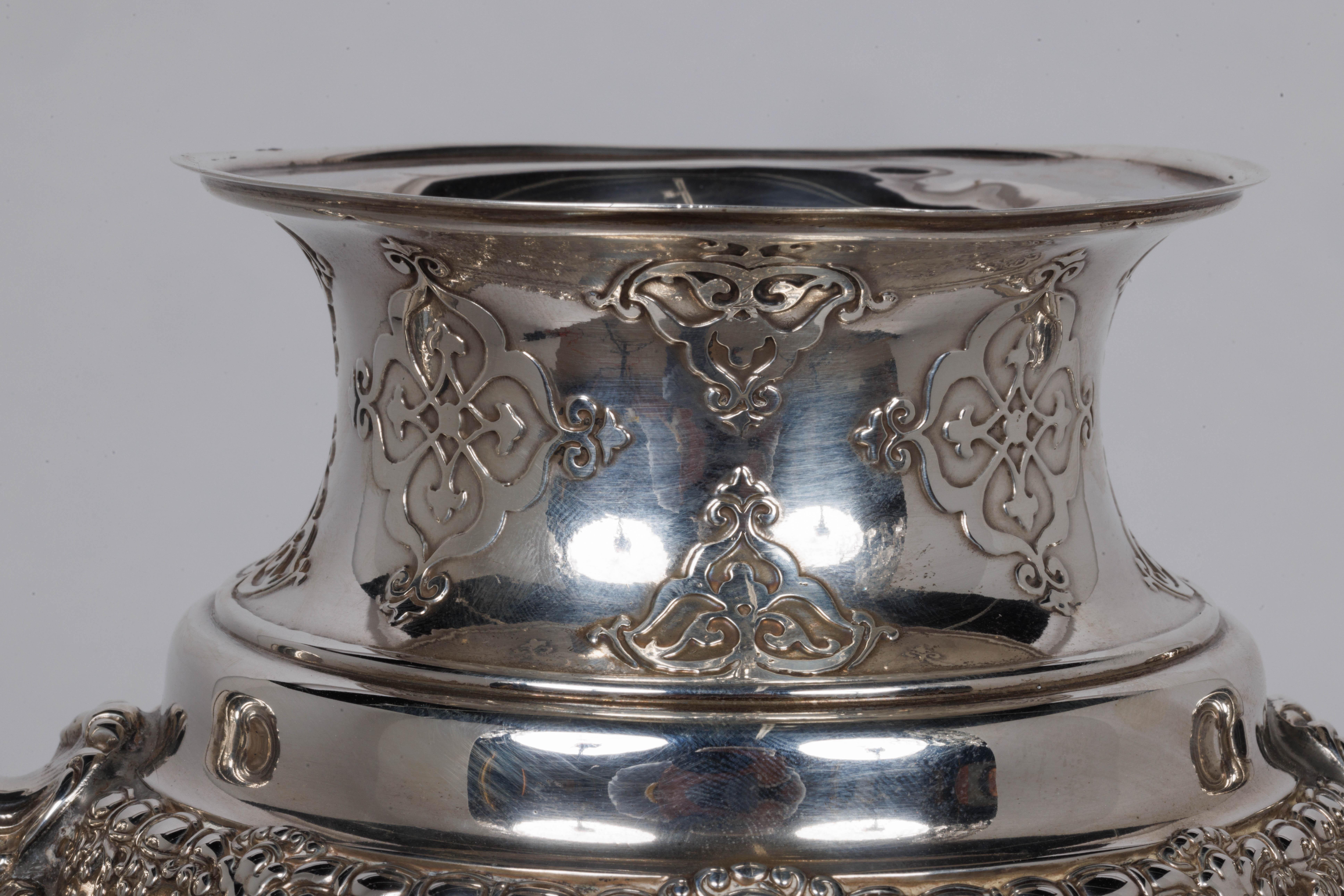 Una rara pieza de Tiffany & Co. Jarrón trofeo serpiente pitón de plata de ley y metal mixto en venta 2