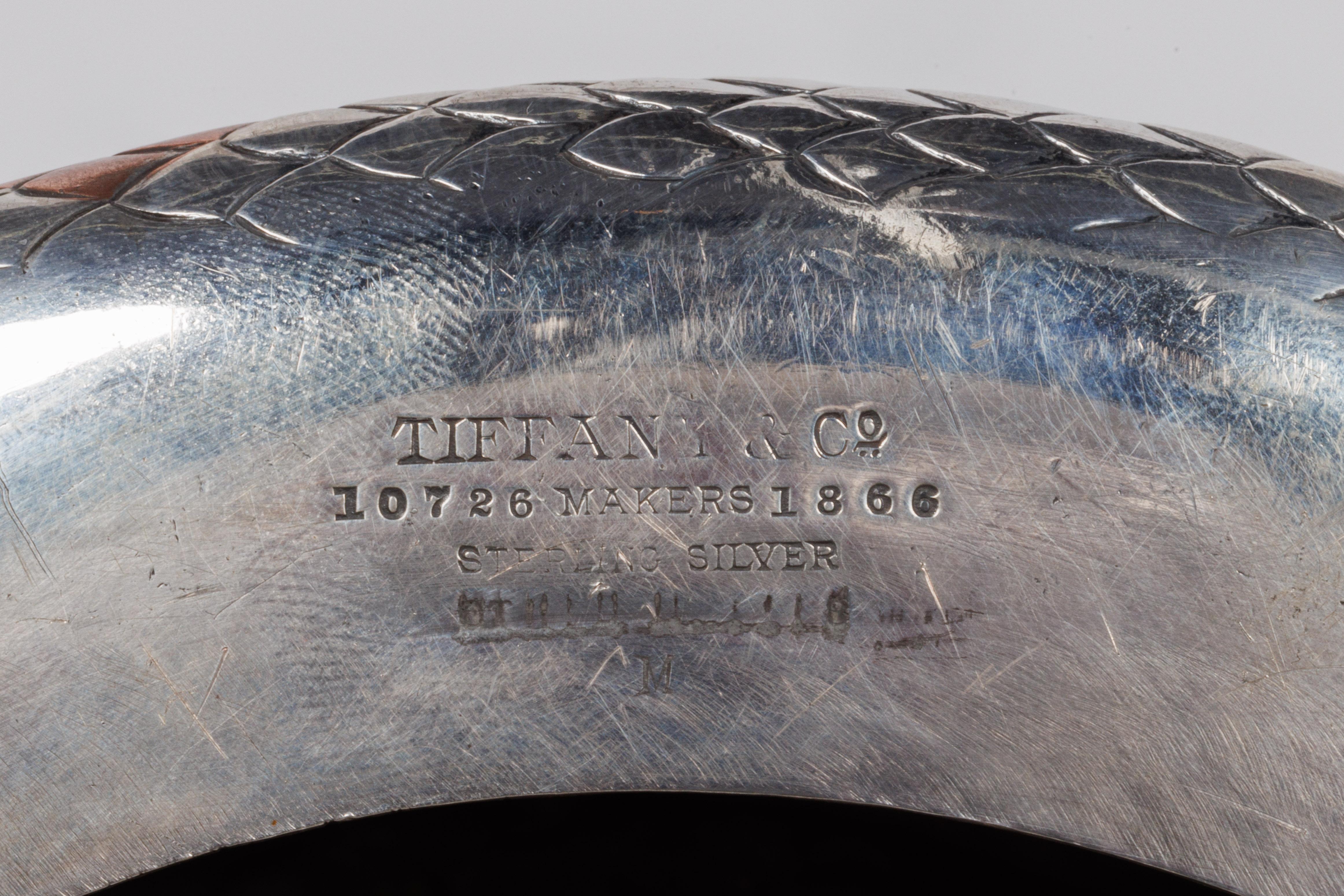 Una rara pieza de Tiffany & Co. Jarrón trofeo serpiente pitón de plata de ley y metal mixto en venta 3