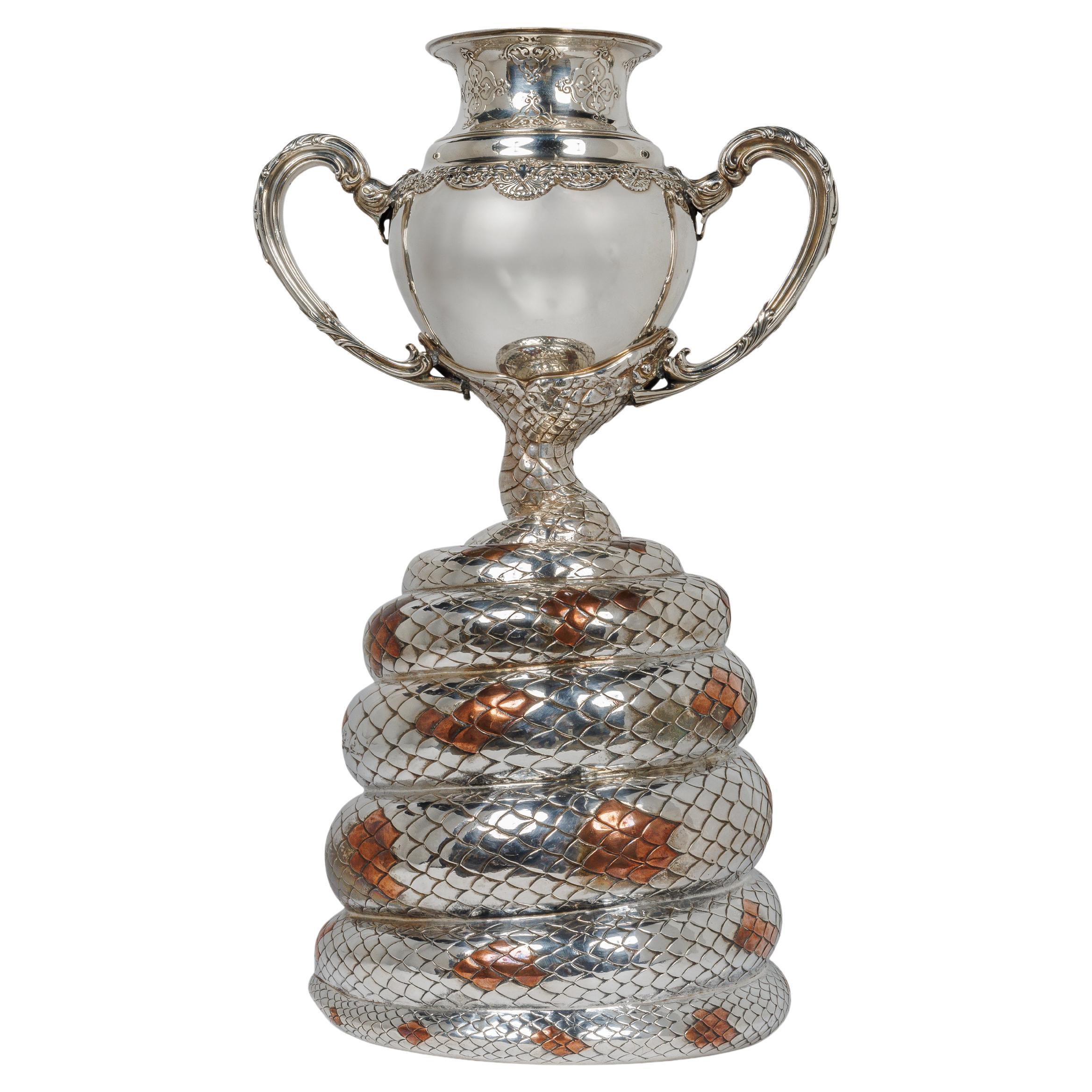 Una rara pieza de Tiffany & Co. Jarrón trofeo serpiente pitón de plata de ley y metal mixto en venta