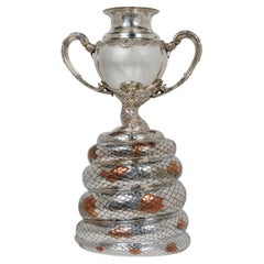 Una rara pieza de Tiffany & Co. Jarrón trofeo serpiente pitón de plata de ley y metal mixto