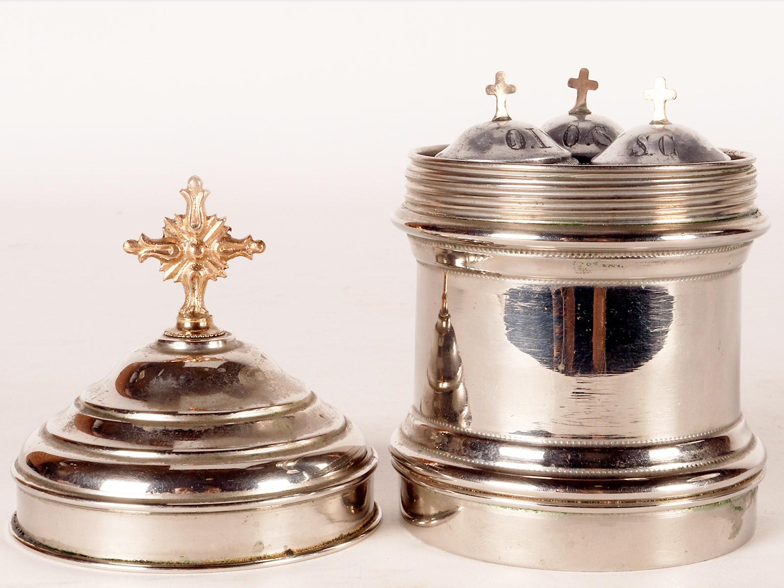 A rare triple container for Holy Oils, Italy late 19th century. In Good Condition For Sale In Milan, IT