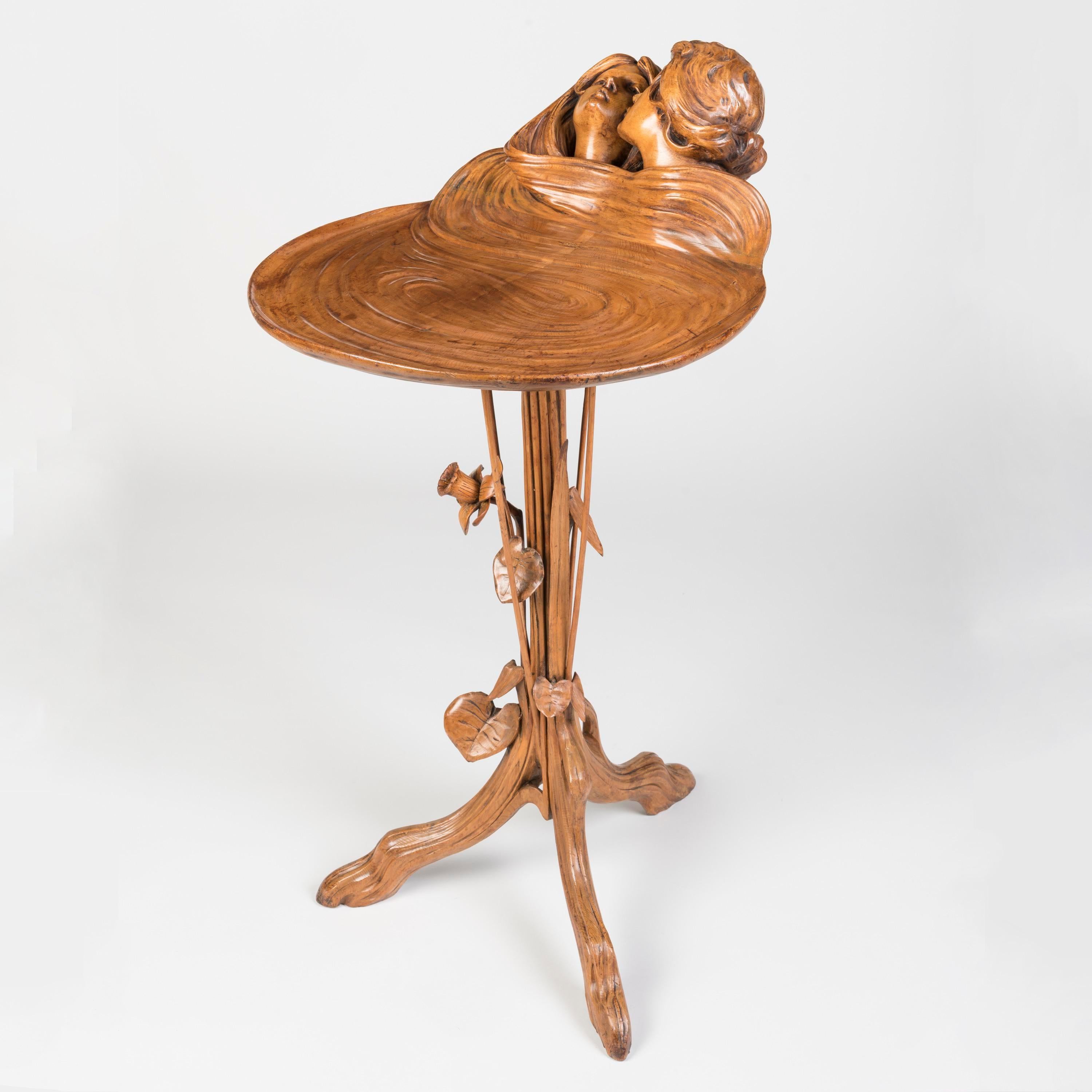 Rare table Guéridon Art Nouveau

Sculptée dans du pin massif, la table est ornée de bustes superbement sculptés représentant deux amoureux, peut-être Paolo et Francesca de Dante, les longues mèches de la femme englobant le couple et formant le