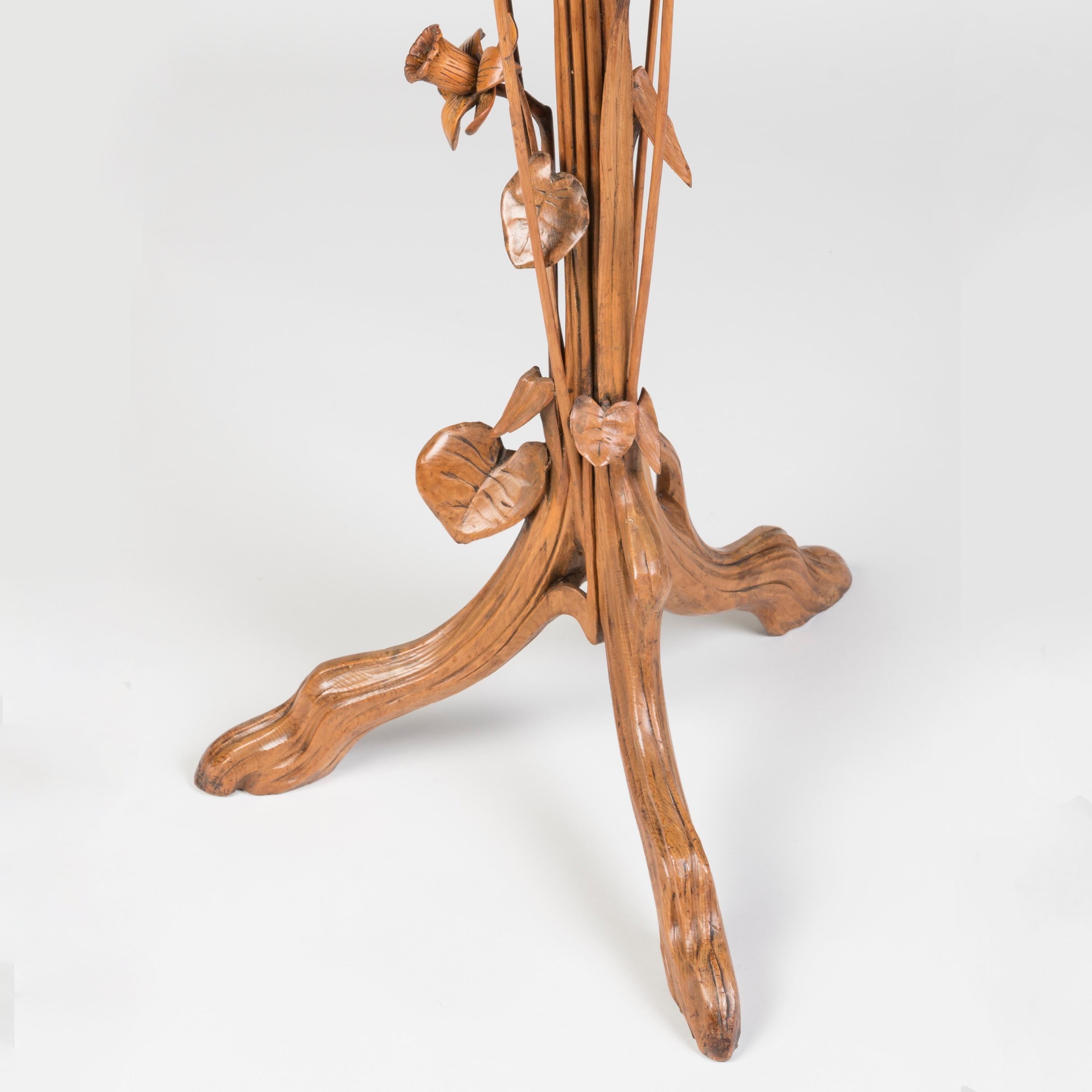 Sculpté à la main Table Guéridon Art Nouveau rare et inhabituelle en vente