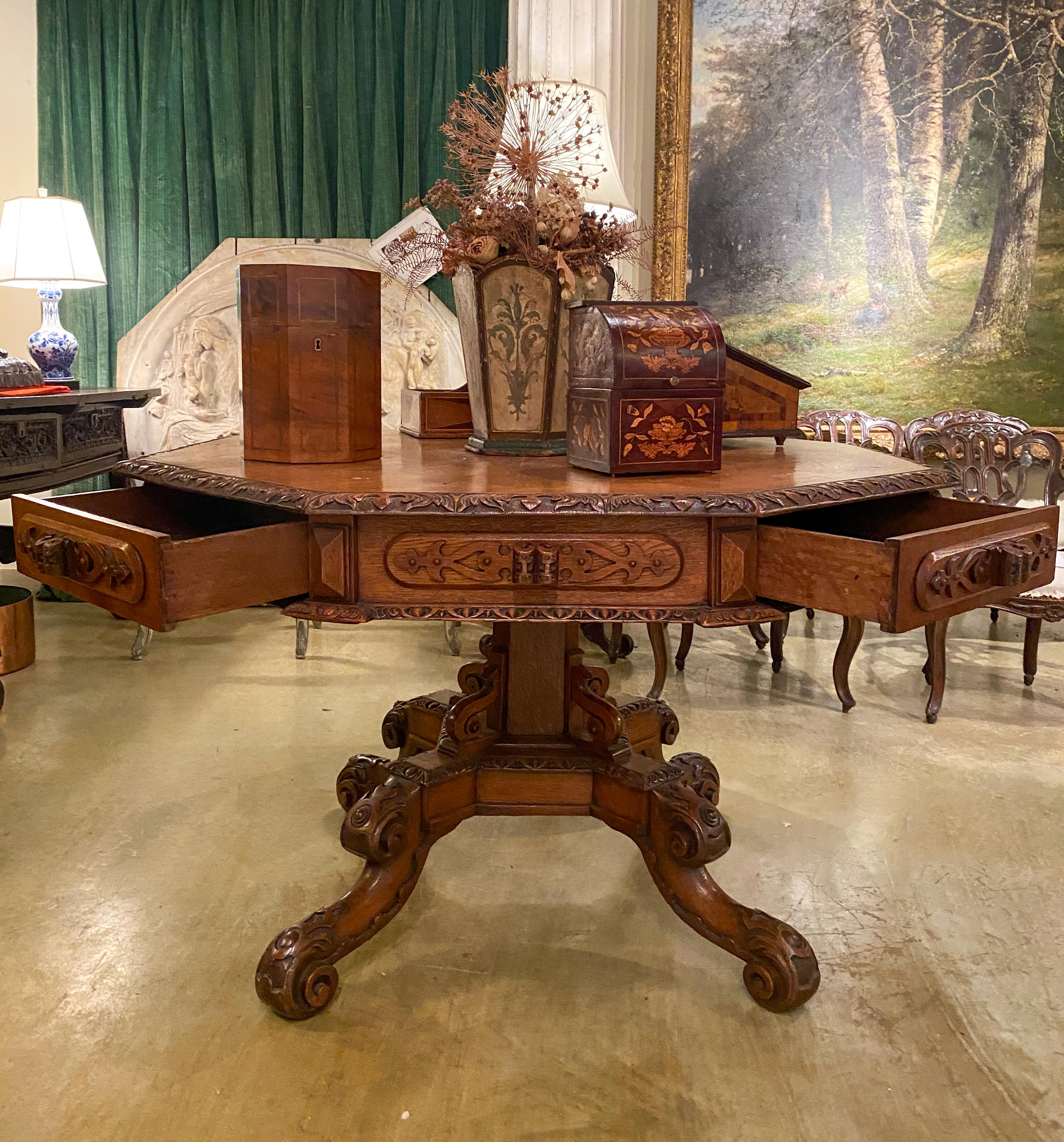Américain Rare et inhabituelle table de location néo-gothique tournante en vente