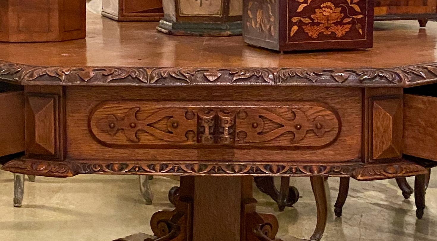 Rare et inhabituelle table de location néo-gothique tournante Excellent état - En vente à Sheffield, MA