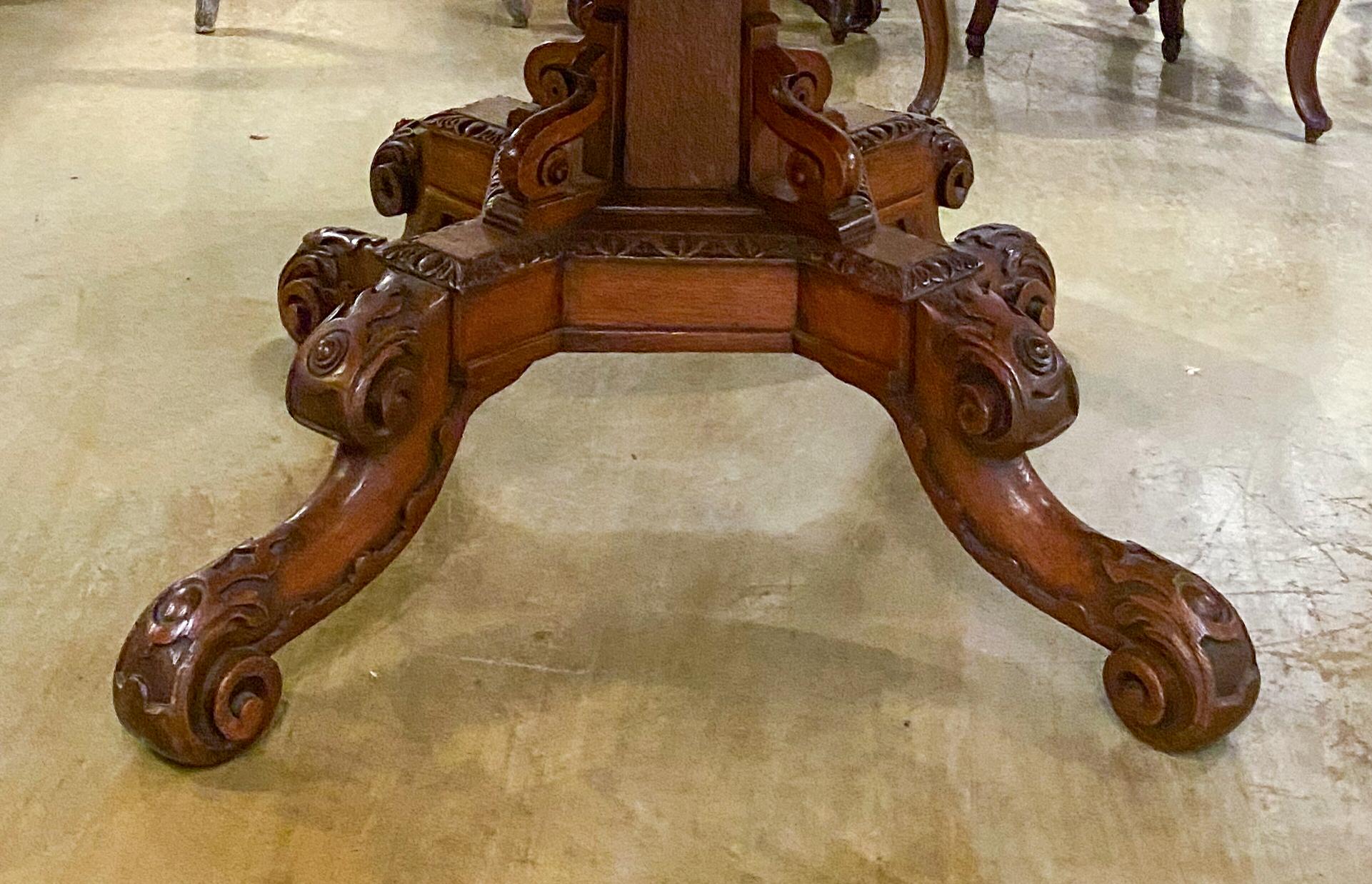 XIXe siècle Rare et inhabituelle table de location néo-gothique tournante en vente