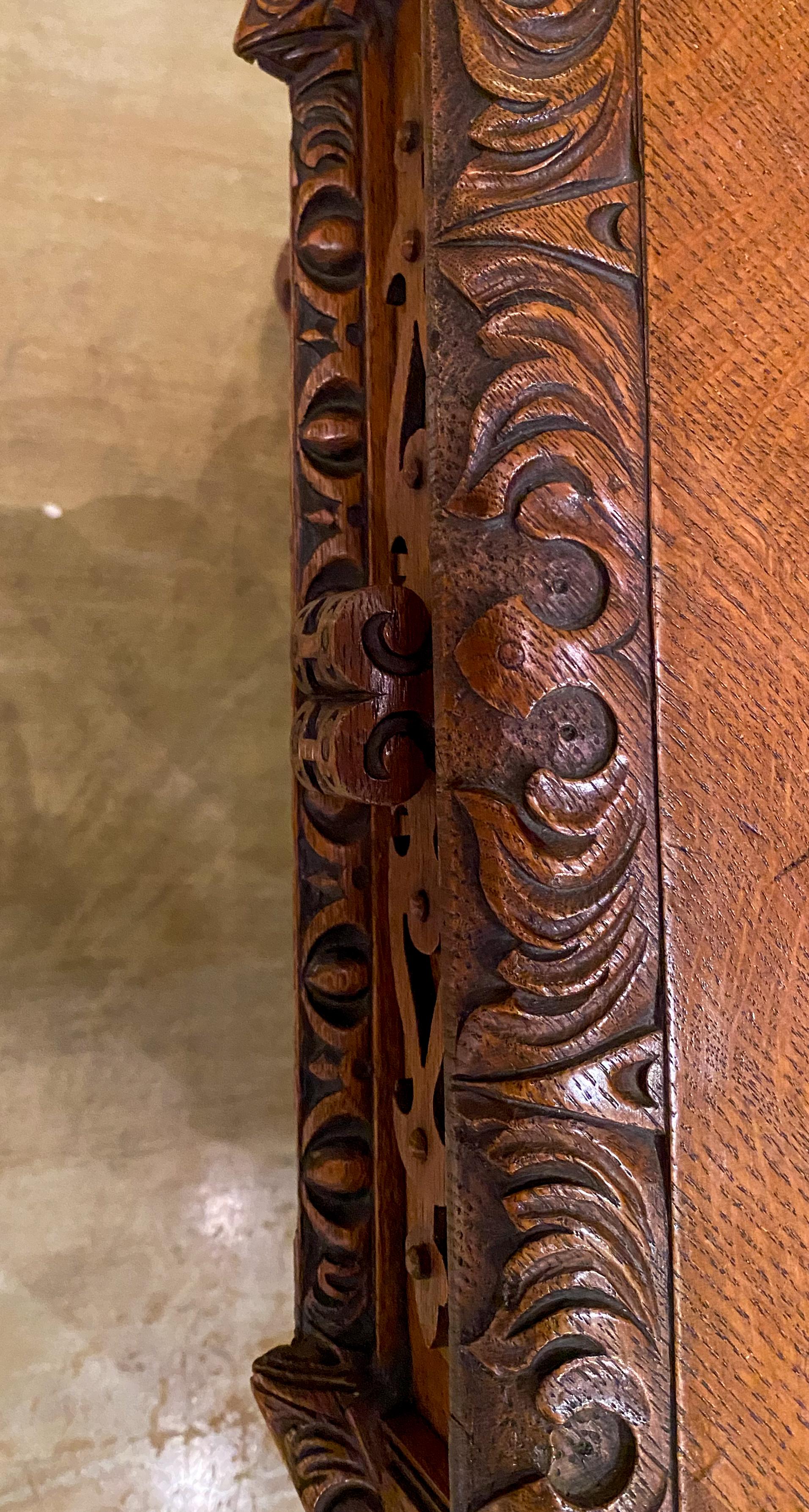 Bois Rare et inhabituelle table de location néo-gothique tournante en vente