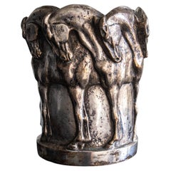Un raro vaso di Valsuani in bronzo argentato con cavalli rampanti, Parigi 1930