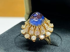Un raro anello Van Cleef & Arpels con zaffiro “Sugarloaf” e diamanti, Parigi, 1960 CIRCA