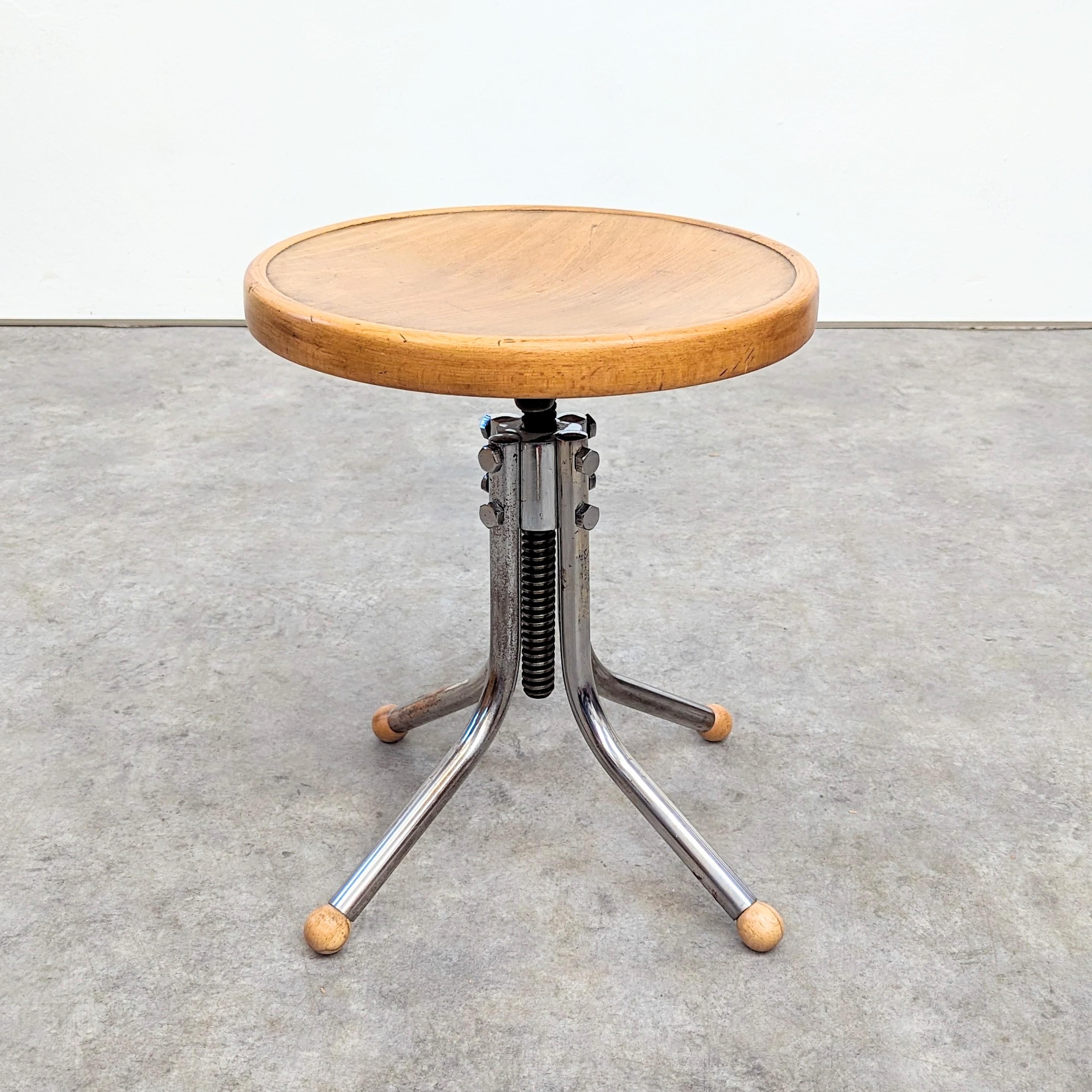 C. 1930 manufactured, for Thonet under licence from Robert Slezak in the 1930s, adjustable round piano stool, with tubular steel support on four legs and round wooden seat. Dimensions: height c. 42 cm, diameter c. 50 cm.
Slezak factory catalogue,