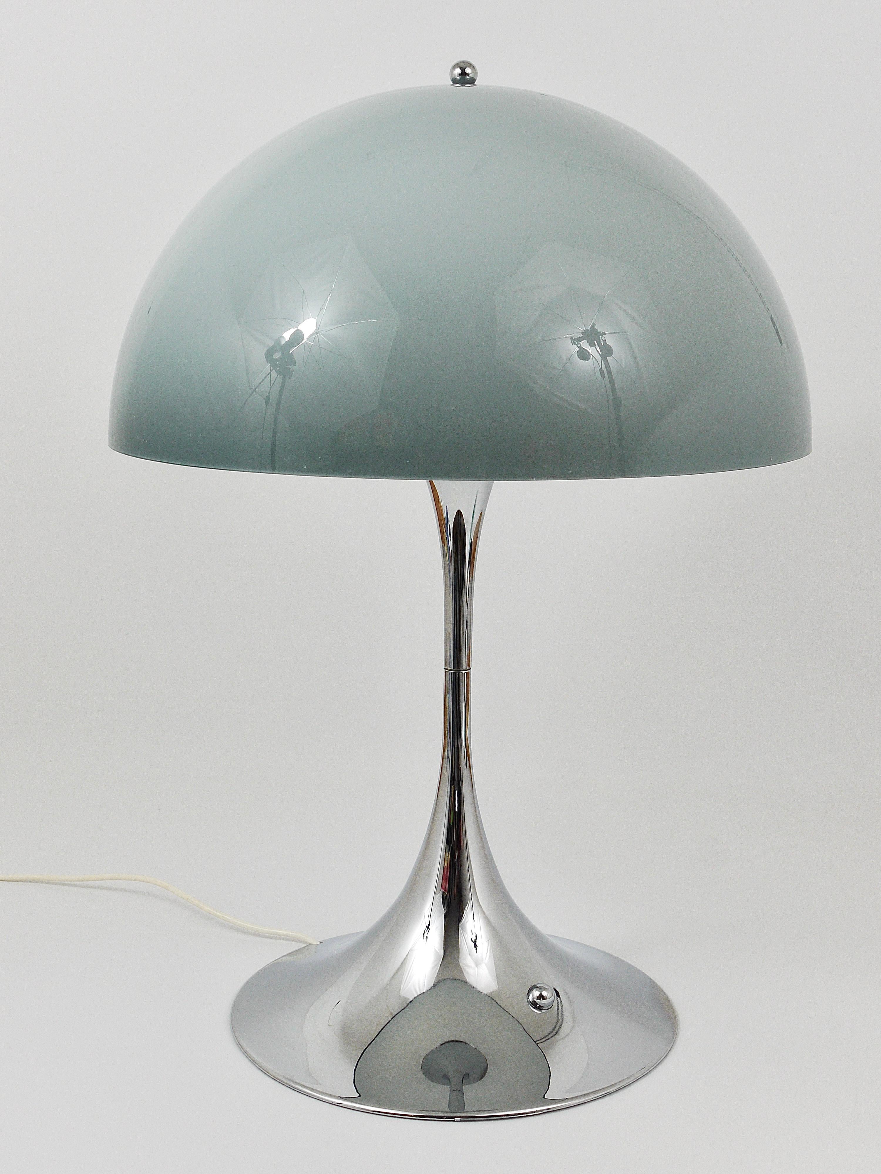 Seltene Verner Panton Tischlampe mit Chromsockel und grauem Schirm Panthella (Moderne der Mitte des Jahrhunderts) im Angebot
