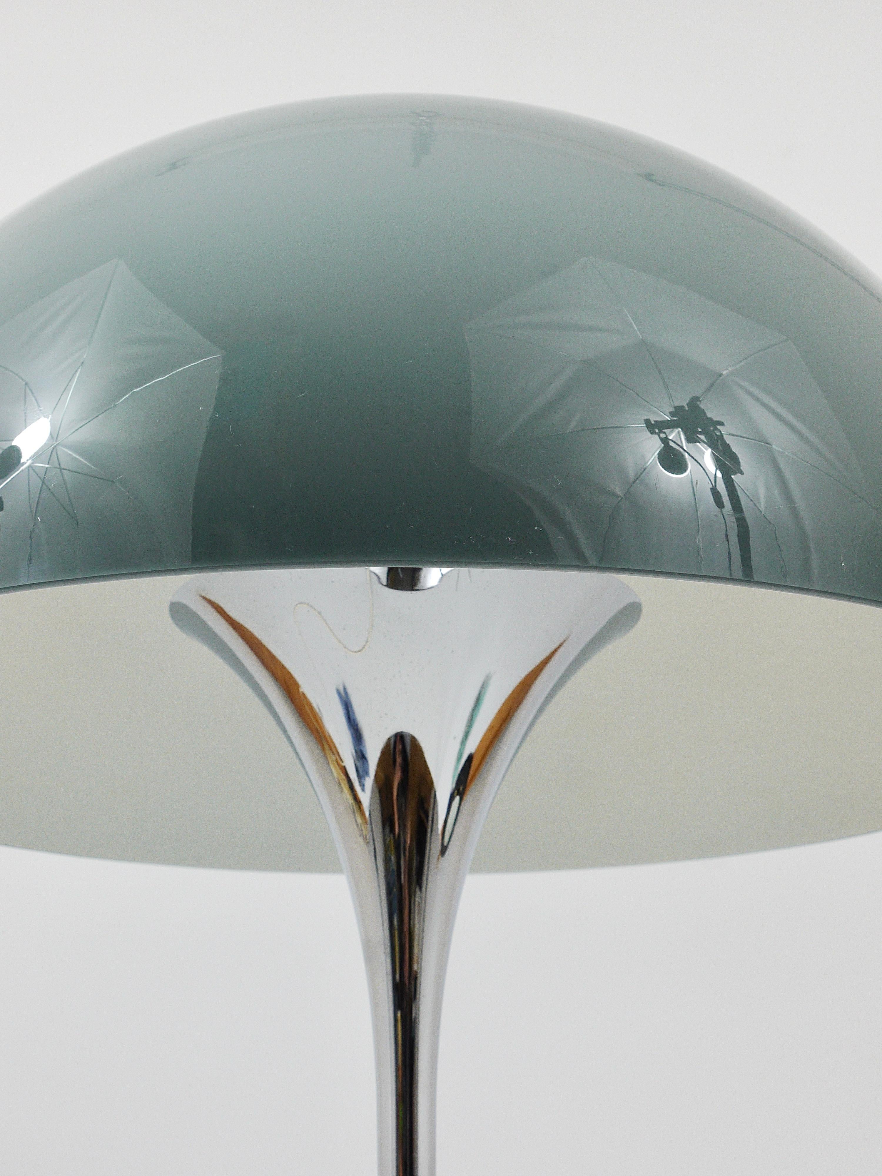 Seltene Verner Panton Tischlampe mit Chromsockel und grauem Schirm Panthella (Dänisch) im Angebot